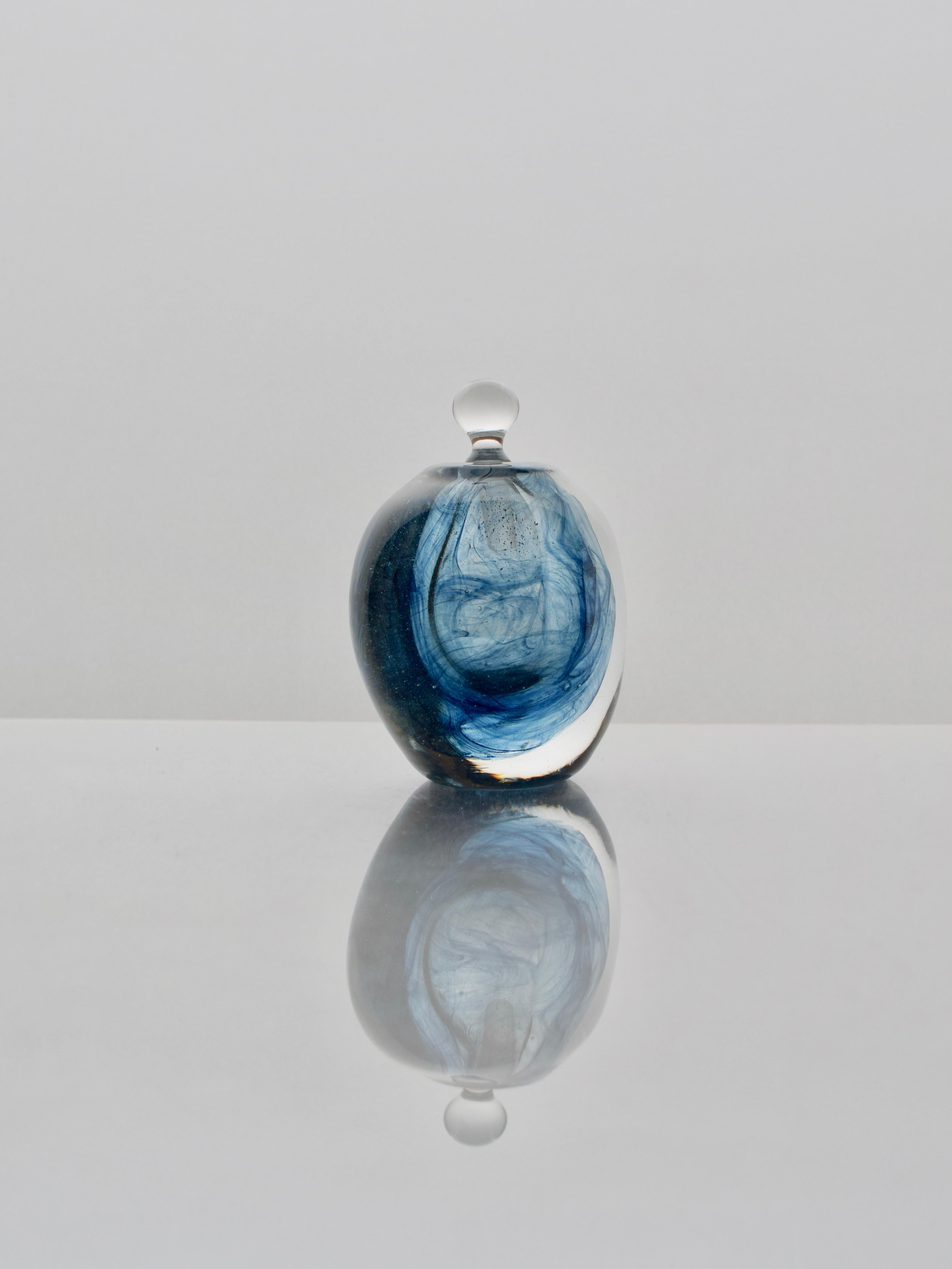 Moderno Bottiglia di profumo Swirl 3/3 dell'artista del vetro James Carcass in vendita