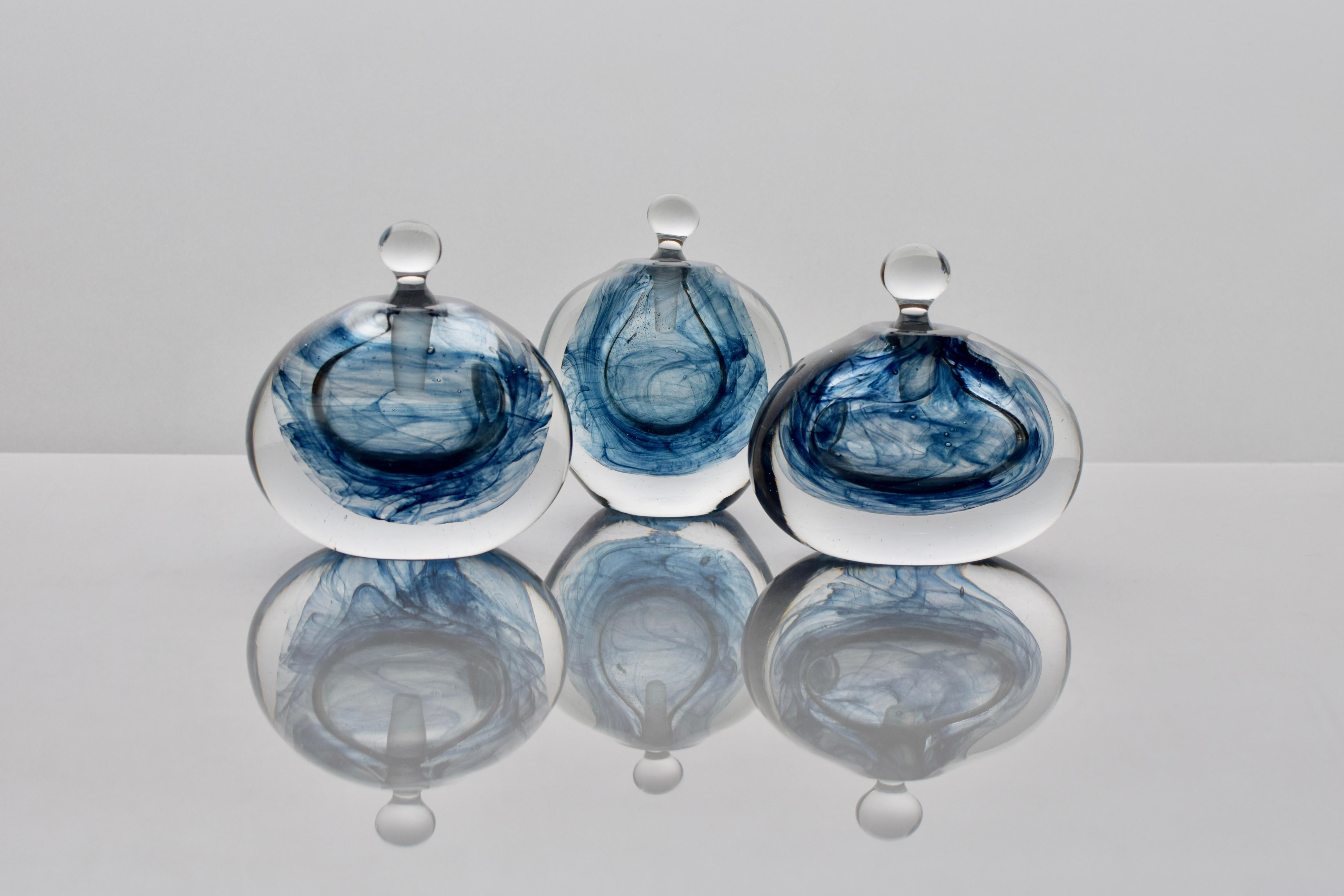 Ungherese Bottiglia di profumo Swirl 3/3 dell'artista del vetro James Carcass in vendita