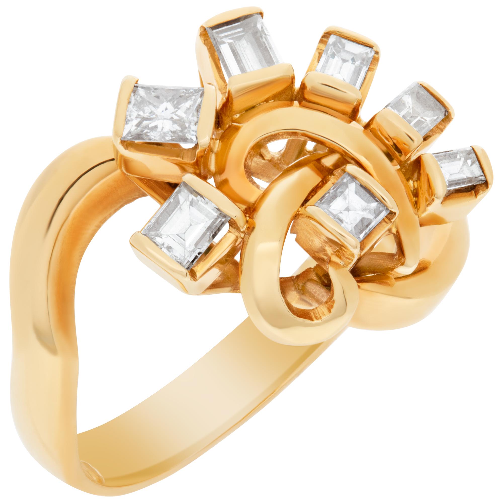 Swirl ring with diamonds set in 18k yellow gold In Excellent Condition For Sale In Surfside, FL