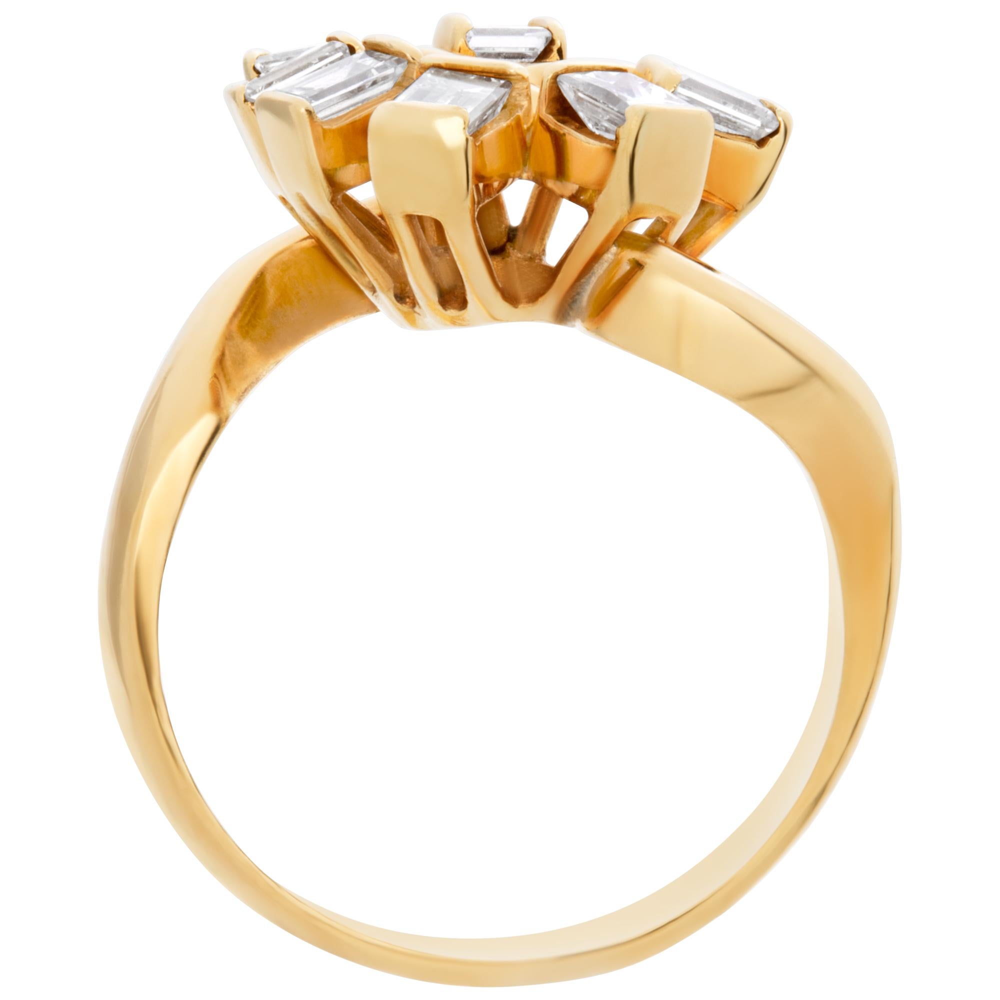 Women's Swirl ring with diamonds set in 18k yellow gold For Sale