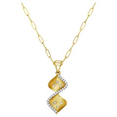 Colgante en Forma de Remolino de Oro Amarillo de 14k con Diamantes en el Borde