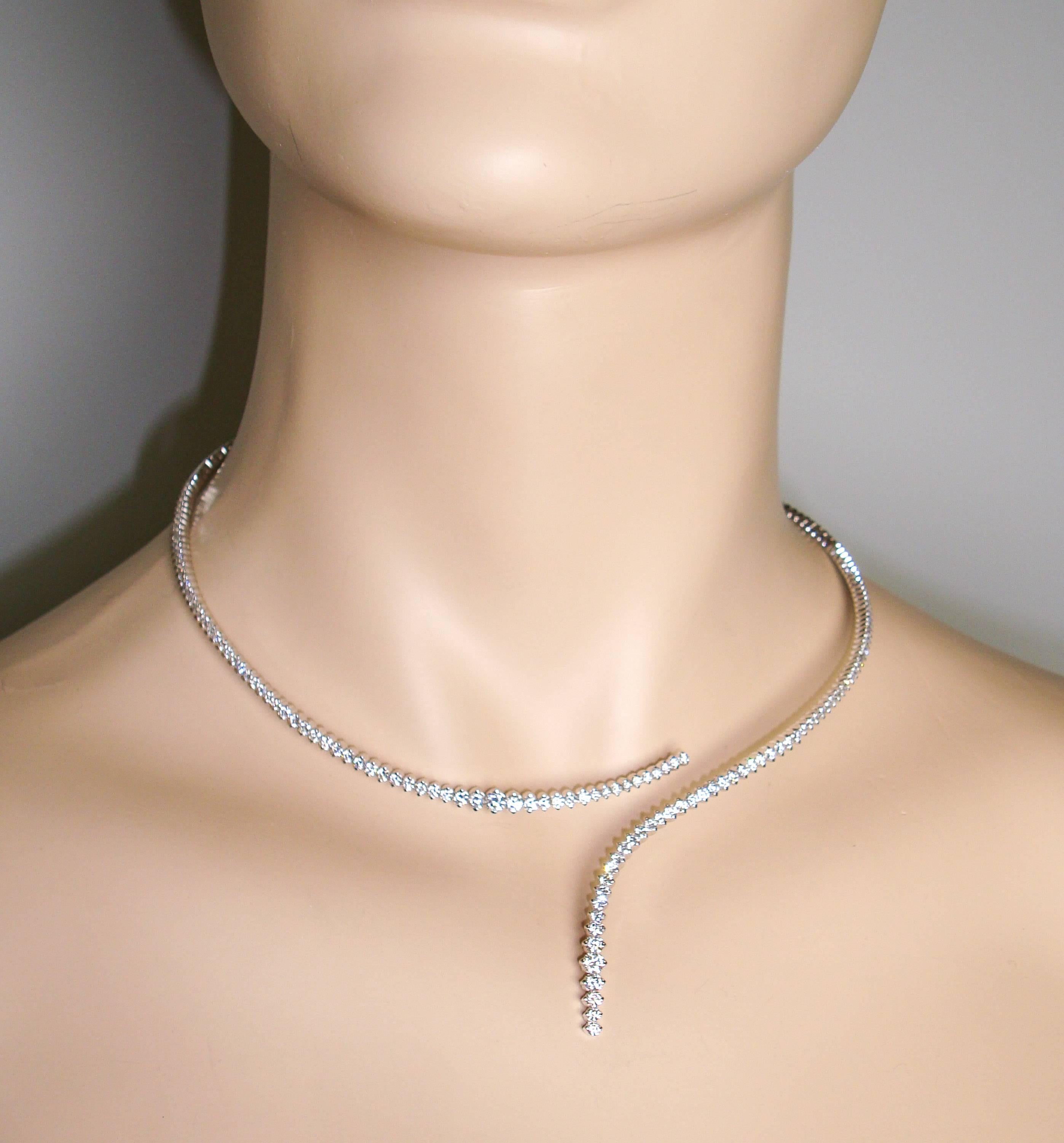 Swirl White Gold Diamond Necklace In New Condition In Greenwich, CT