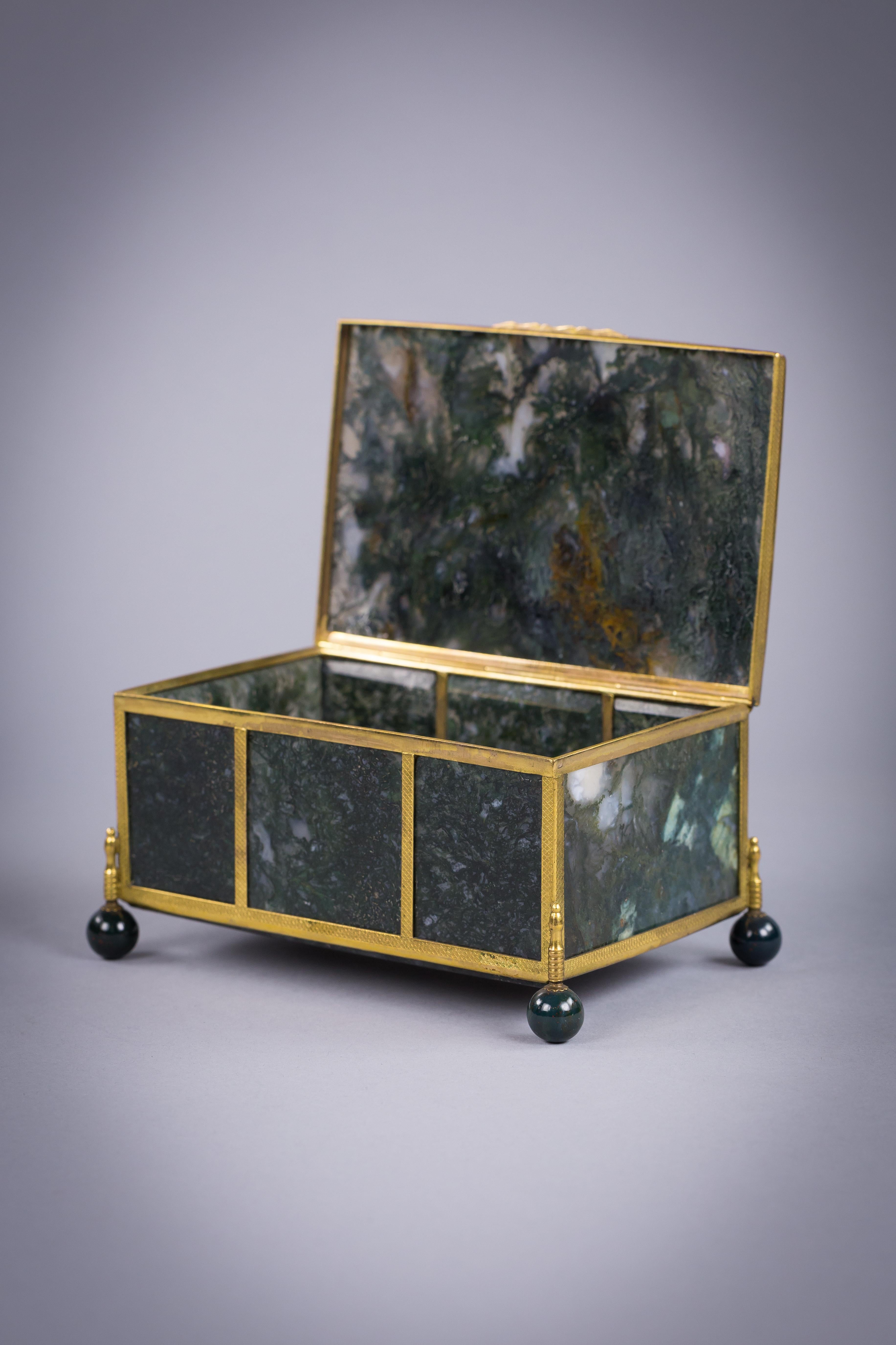 Mid-19th Century Swirled Green Agate Box, Continental, circa 1860 For Sale