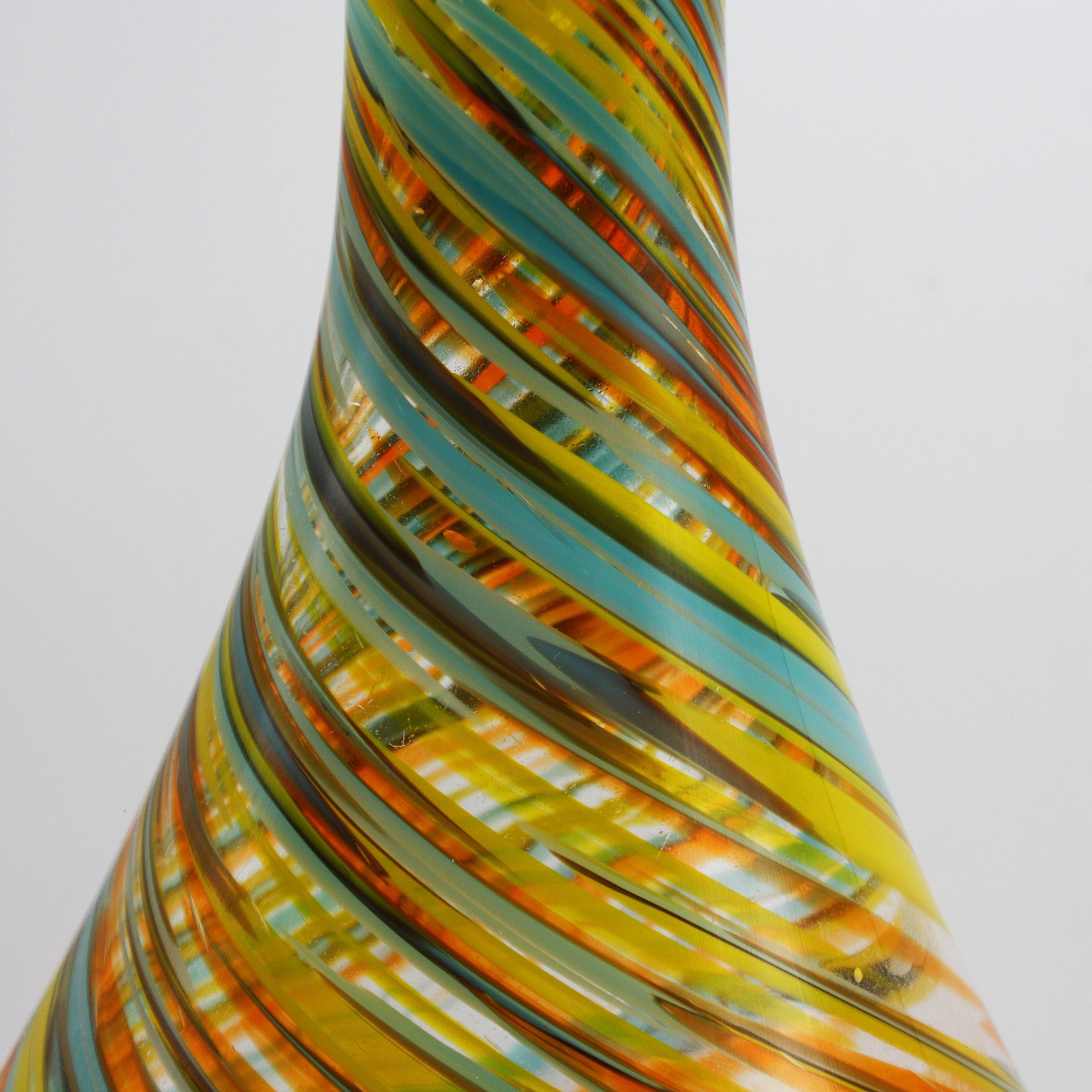 Gewirbelte Vase aus Muranoglas:: um 1970. 
$1900.