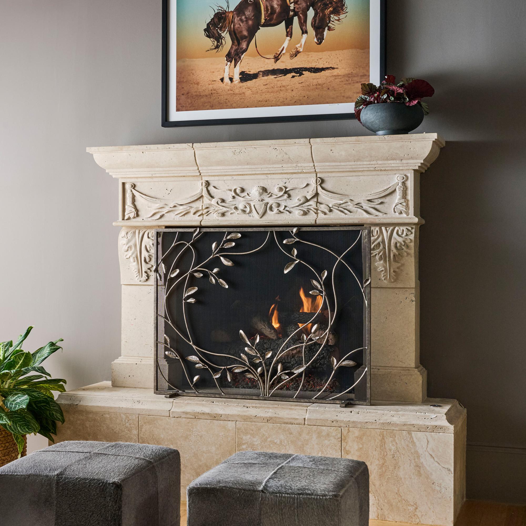 Américain Écran de cheminée Swirling Jasmine Vines in Gold Rubbed Black en vente