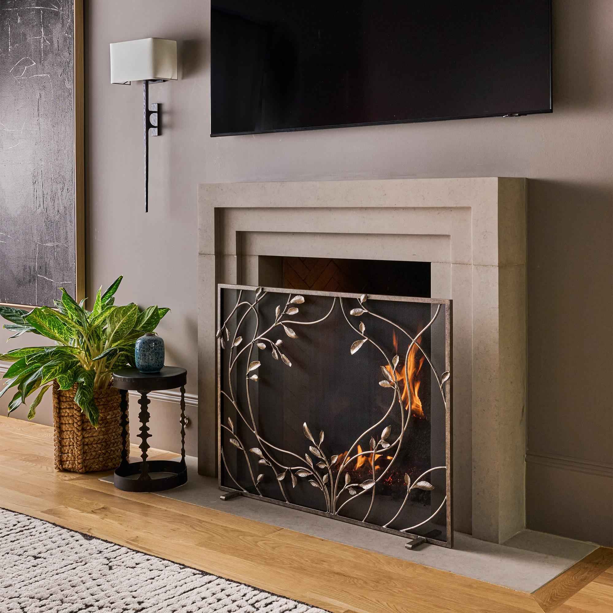 Soudé Écran de cheminée Swirling Jasmine Vines in Gold Rubbed Black en vente