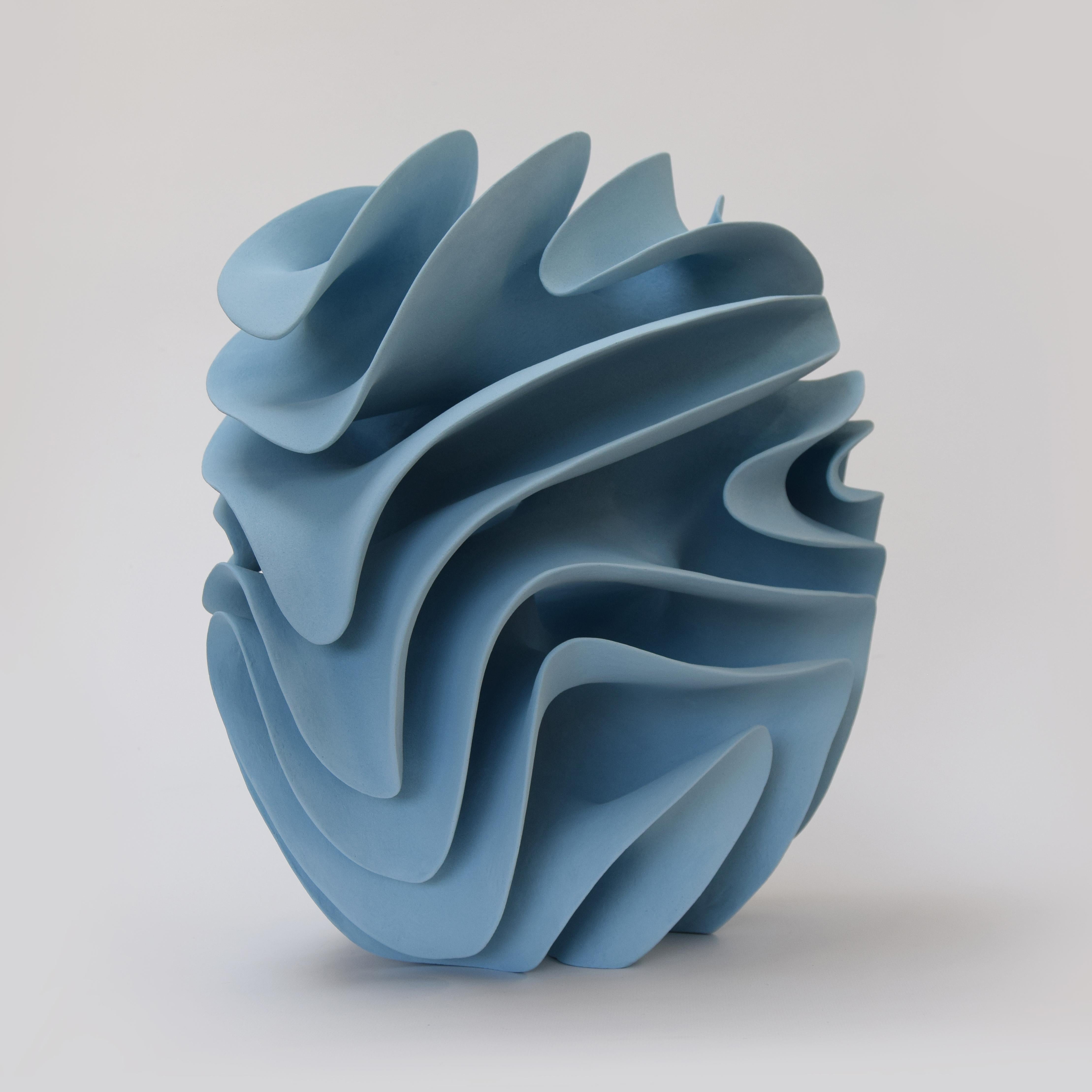 Blue Meander, 2025 (Ceramica, C. 13.8 in. h x 18.5 in. l x 16.5 in. d., Object No.: 4313)

Merete lavora con forme scultoree astratte ed è interessata al modo in cui si definisce e si comprende lo spazio attraverso la forma fisica. Le sue creazioni