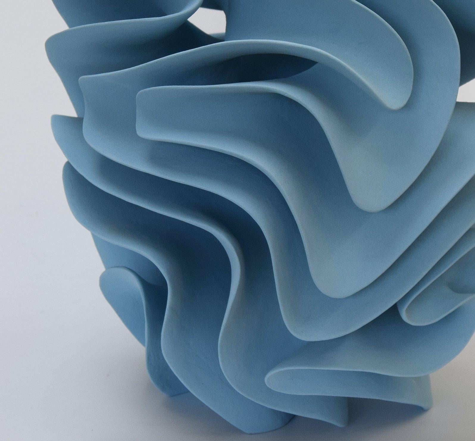 Ceramica Scultura astratta azzurra e vorticosa, Merete Rasmussen in vendita