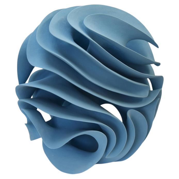 Scultura astratta azzurra e vorticosa, Merete Rasmussen