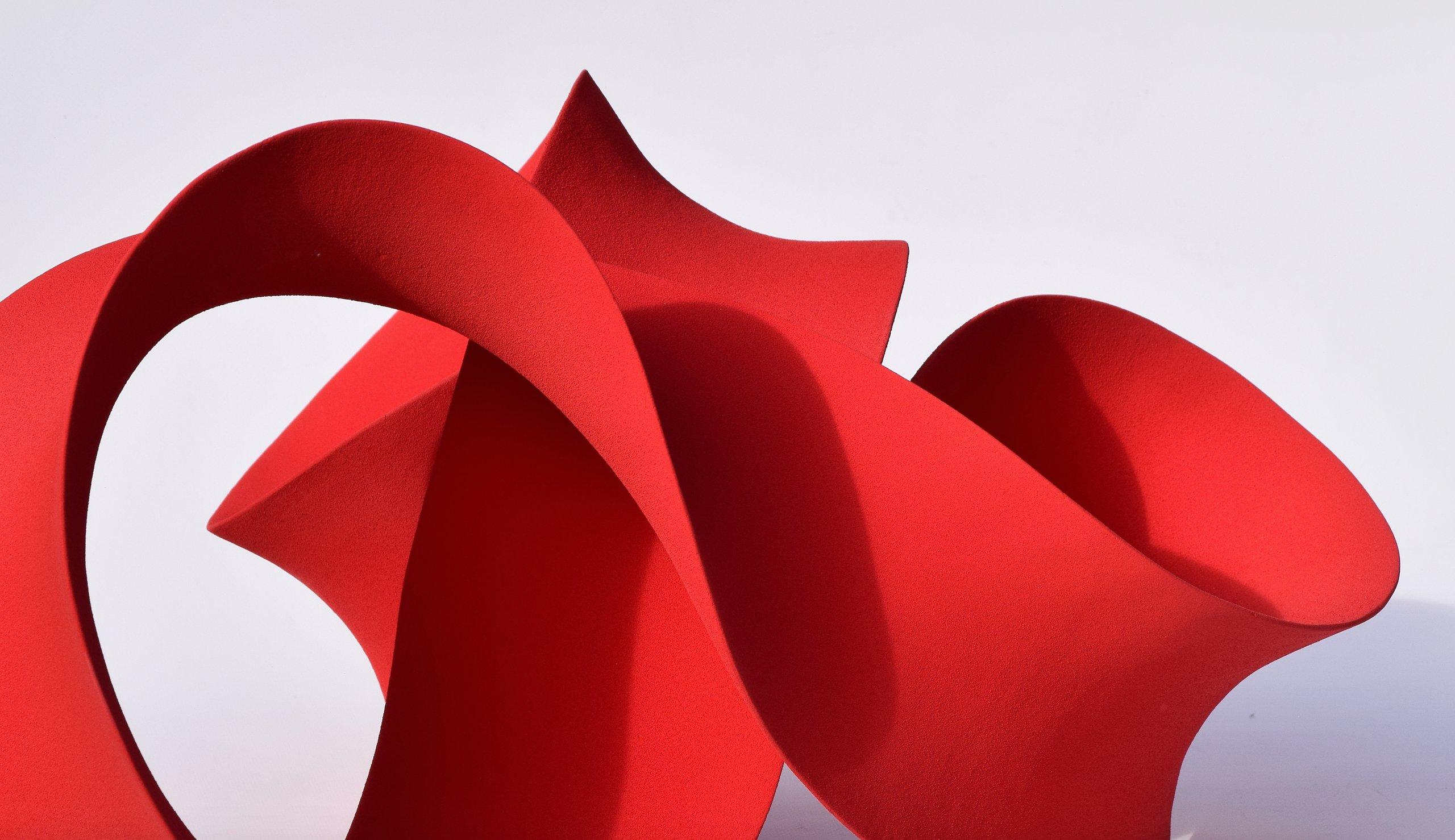 XXIe siècle et contemporain Sculpture abstraite contemporaine rouge tourbillonnante de Merete Rasmussen en vente