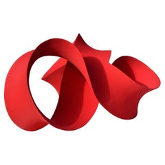 Sculpture abstraite contemporaine rouge tourbillonnante de Merete Rasmussen