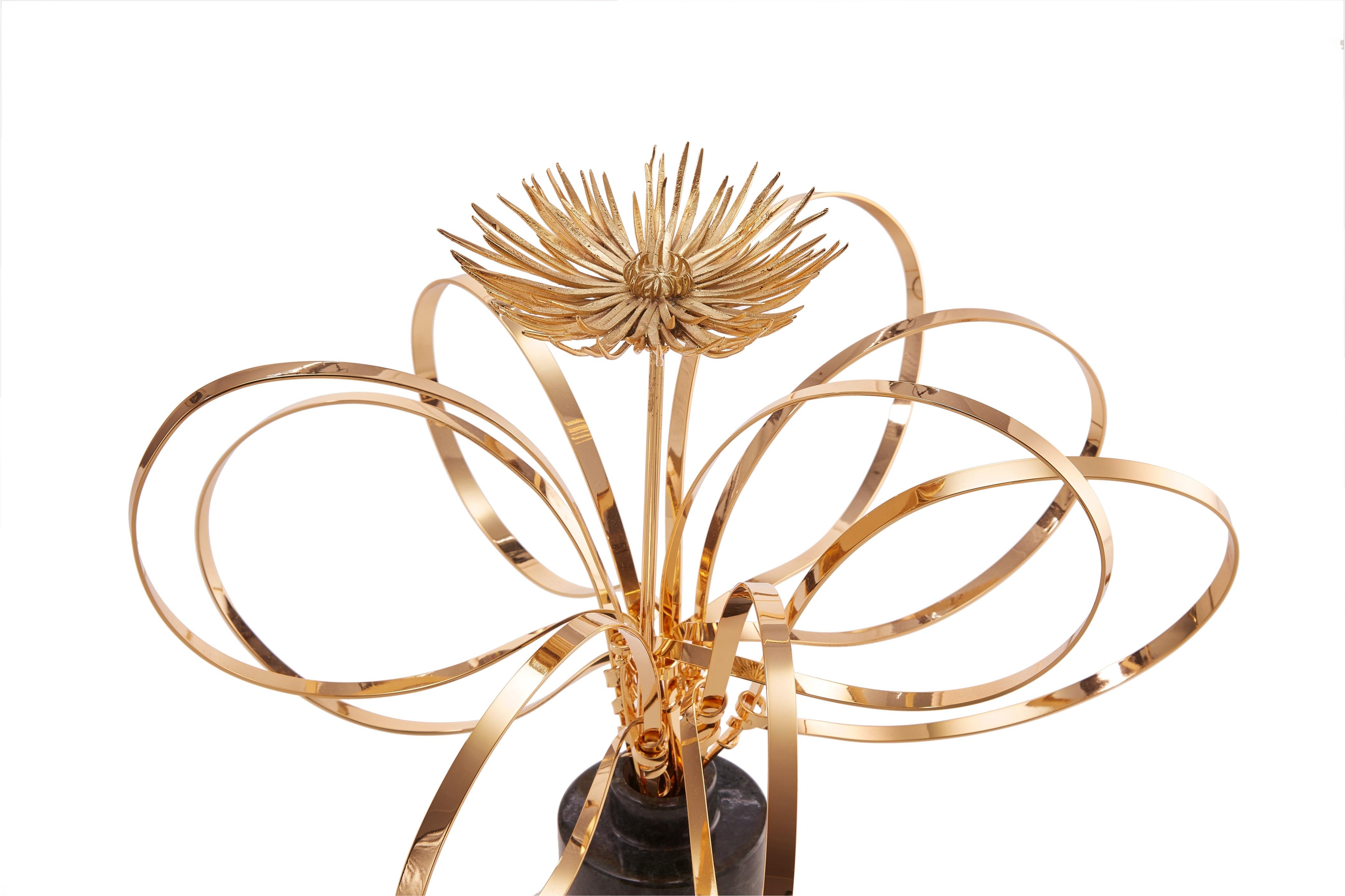 Vortici e mamma di Art Flower Maker.
Un pezzo unico.
Dimensioni: Ø 39 x H. 32 cm.
Materiali: ottone placcato oro 24 K, marmo verde del Guatemala.

L'occhio artistico di The Art Flower Maker, unito alla lavorazione artigianale del metallo, ha dato