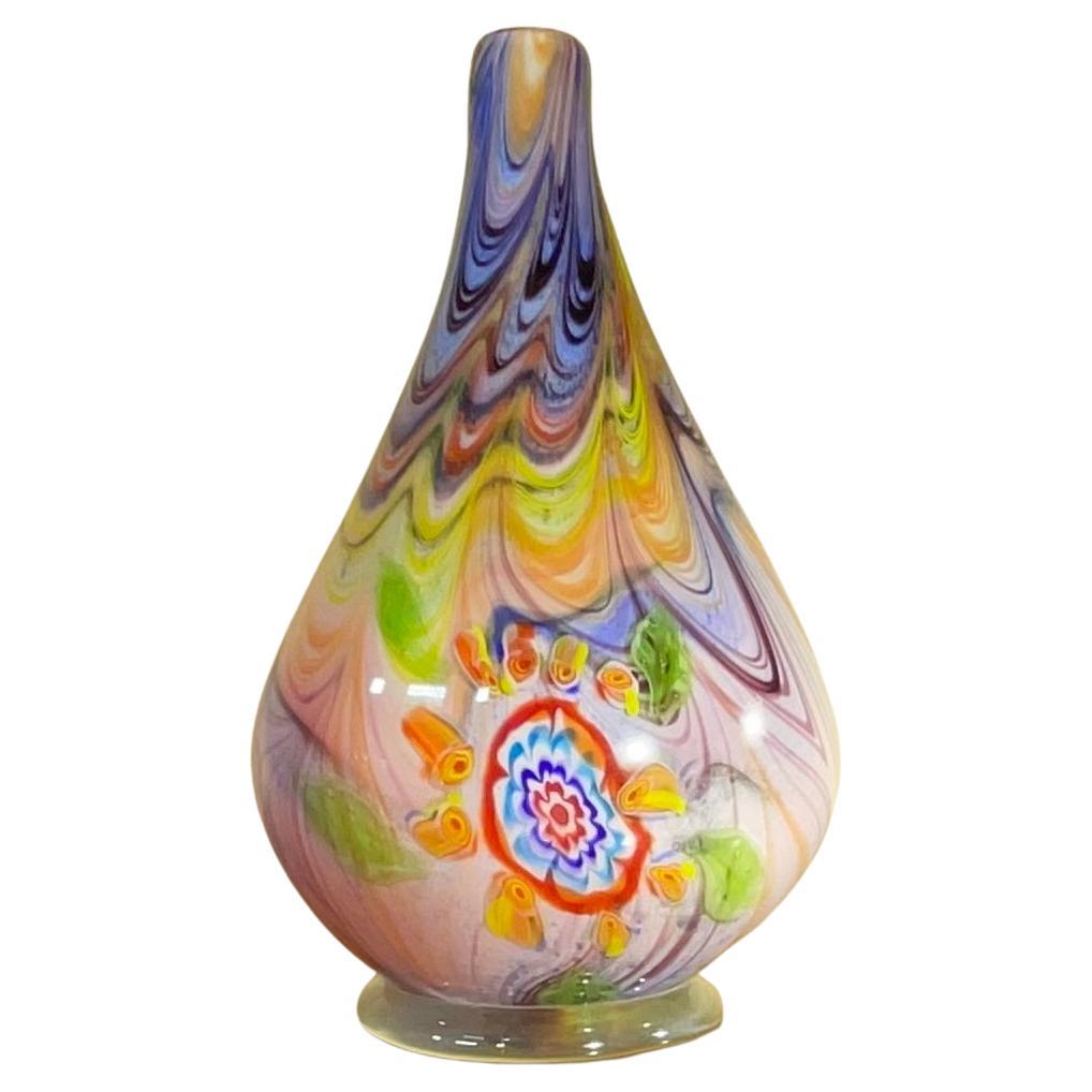 Mehrfarbige Studio Muranoglas-Vase mit wirbelndem Muster.