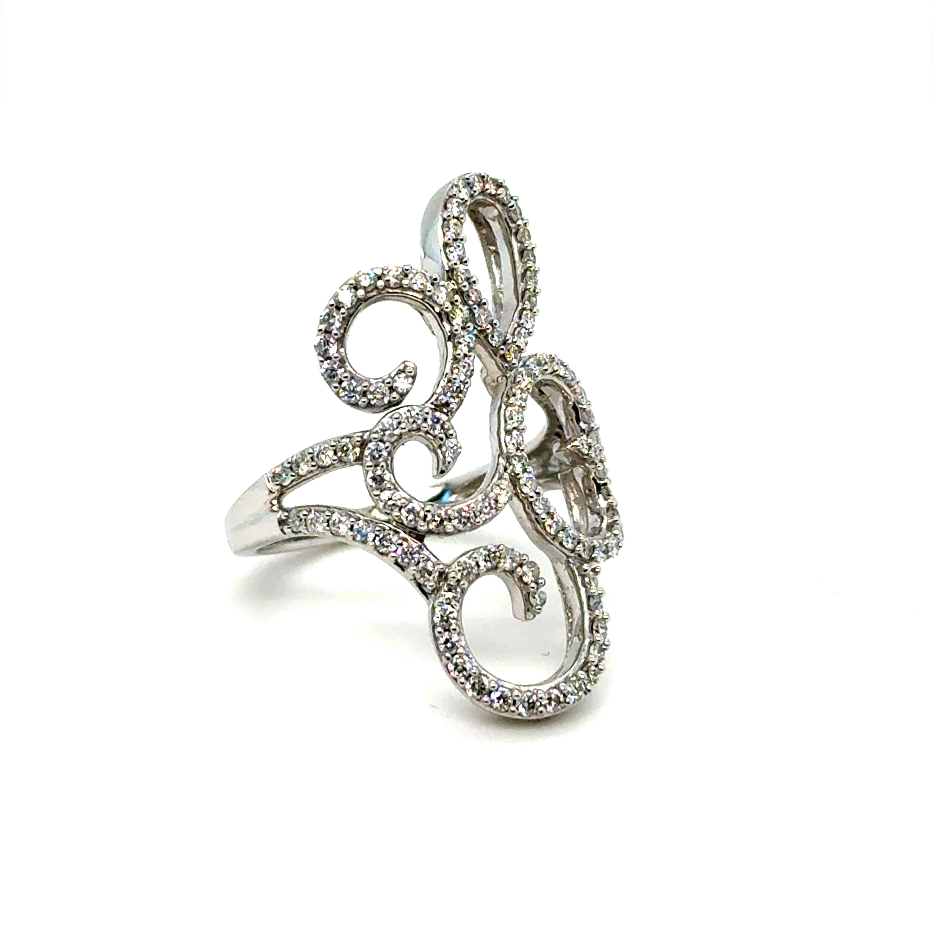 Gewirbelter Vintage 14K Weißgold Diamant Verlobungsring

Romantisch, strahlend und voller Vintage-Charme - dieser gewirbelte Vintage-Diamantring aus 14 Karat Weißgold ist eine zeitlose Schönheit, die das Wesen der Eleganz der alten Welt einfängt.