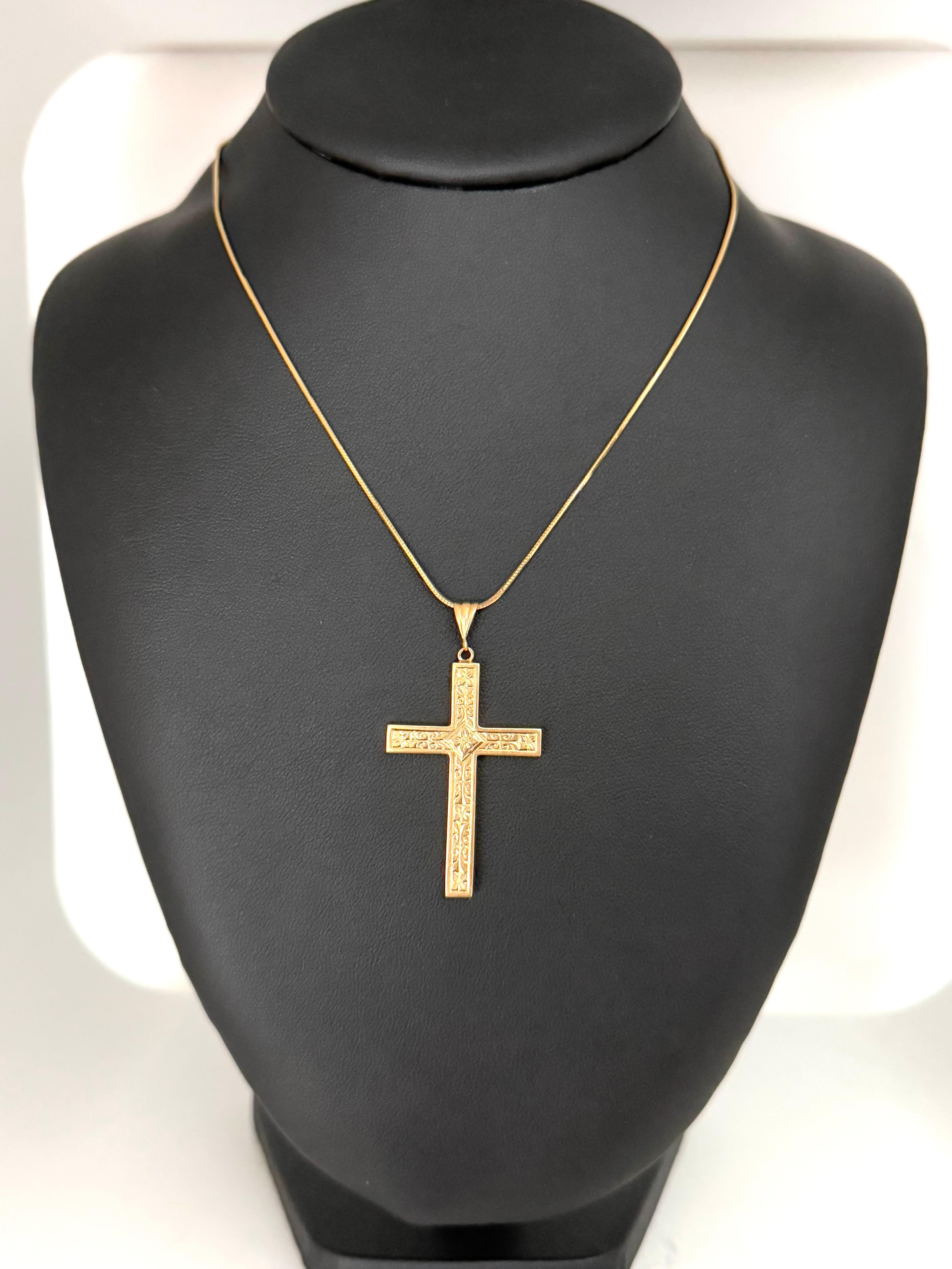 Cette croix suisse en or jaune 18 carats est un bijou spirituel intemporel qui allie un design élégant au savoir-faire exceptionnel qui fait la renommée des artisans suisses. Fabriquée en or jaune 18 carats riche et rayonnant, la croix présente une