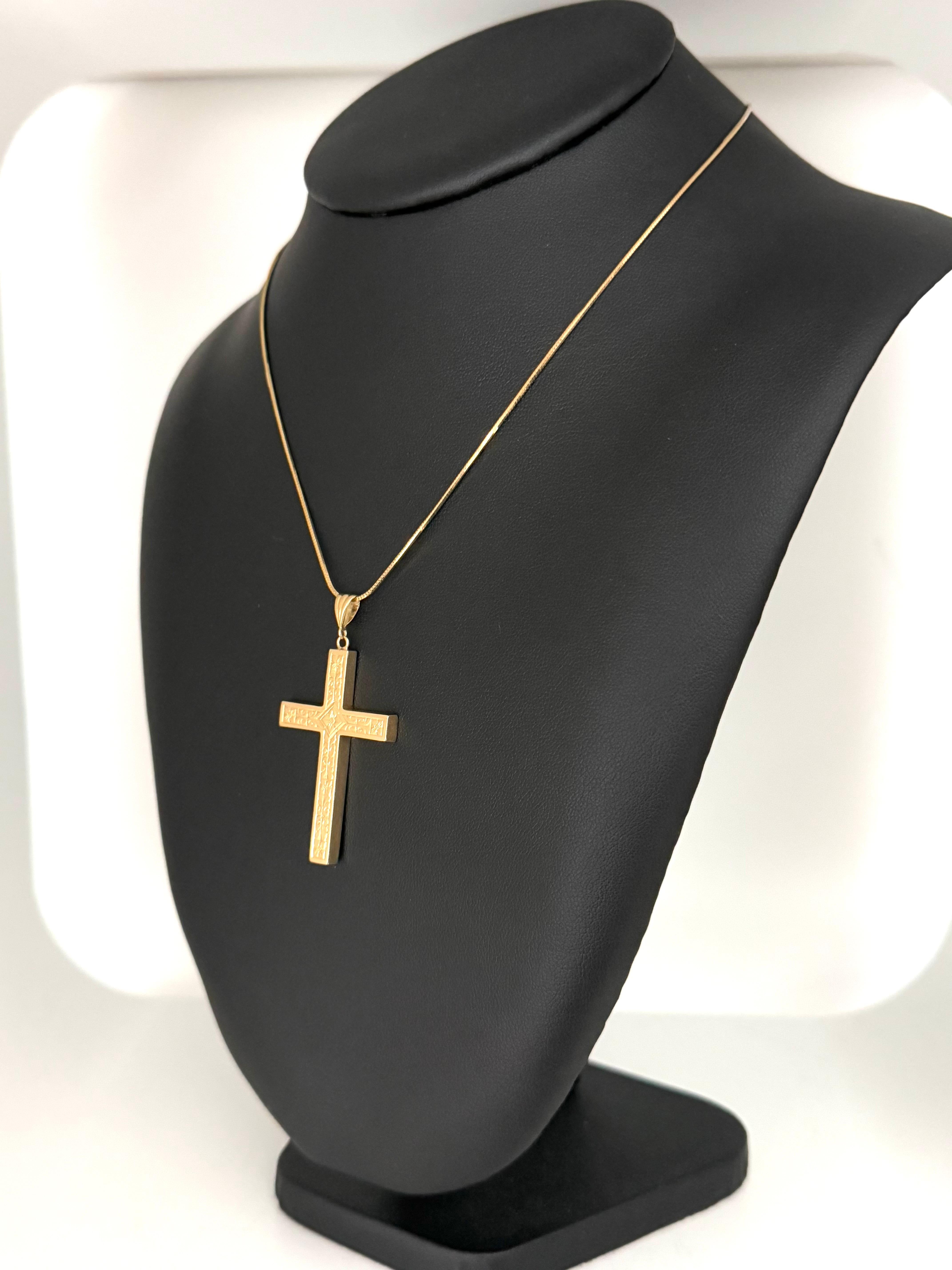 Artisan Croix suisse en or jaune 18 carats avec motifs floraux en vente