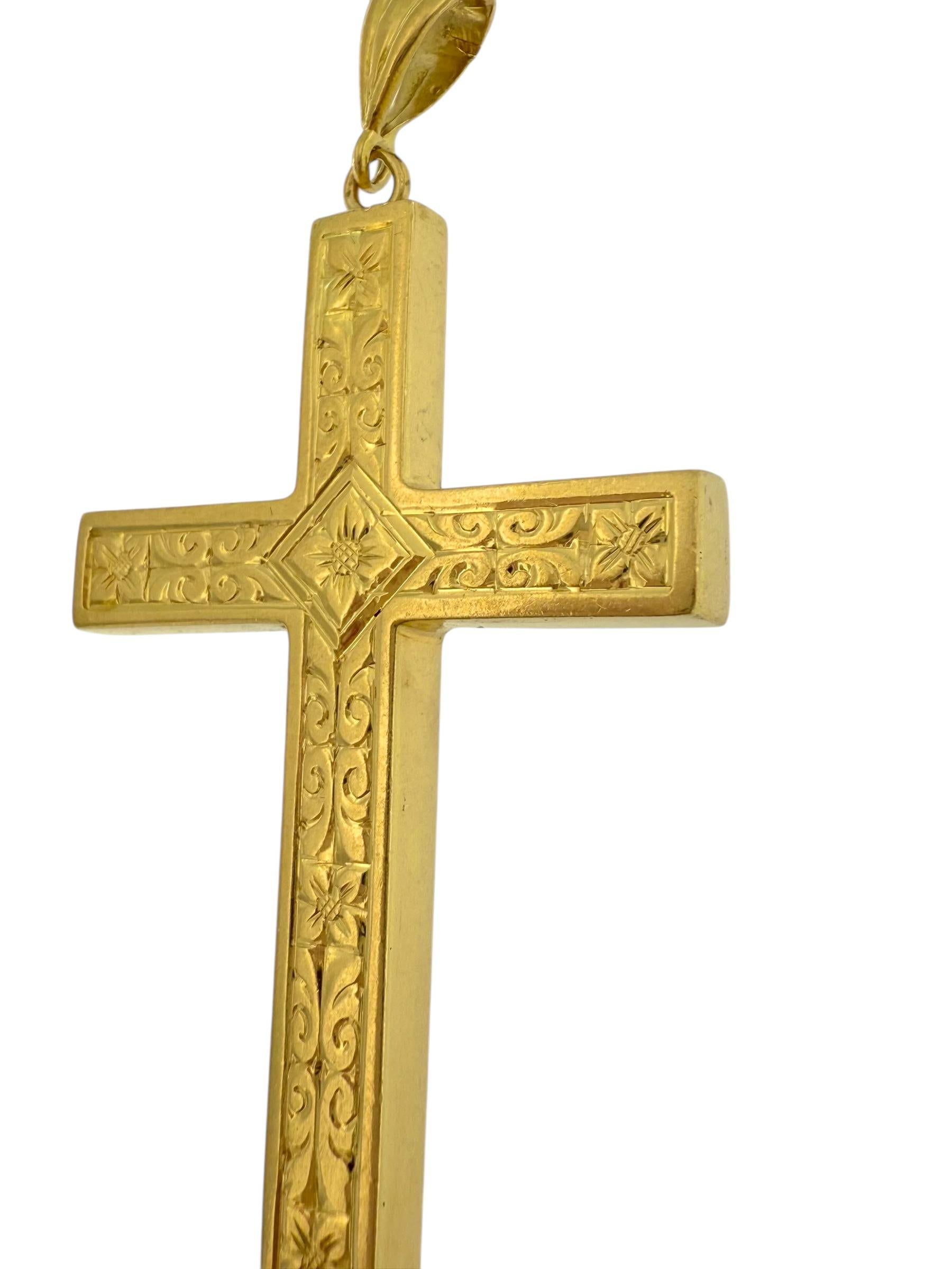 Croix suisse en or jaune 18 carats avec motifs floraux en vente 2