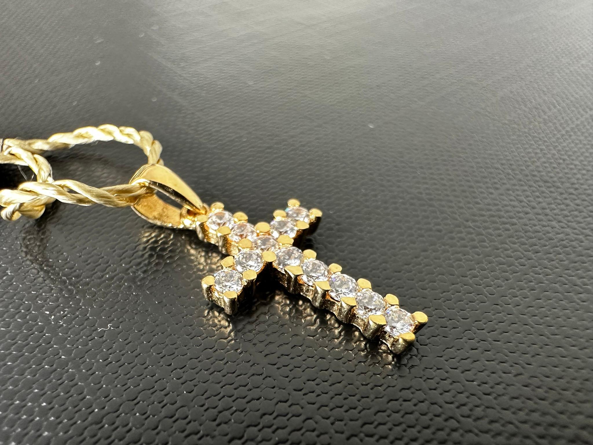 Swiss 18kt Yellow Gold Cross with Diamonds In Good Condition For Sale In Esch-Sur-Alzette, LU