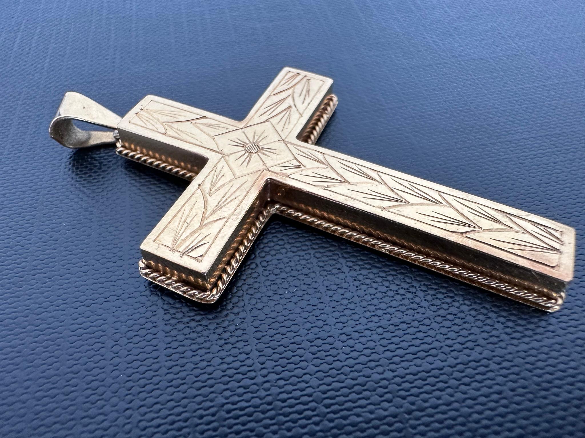 Swiss 18kt Yellow Gold Cross with Flower Patterns In Good Condition For Sale In Esch-Sur-Alzette, LU