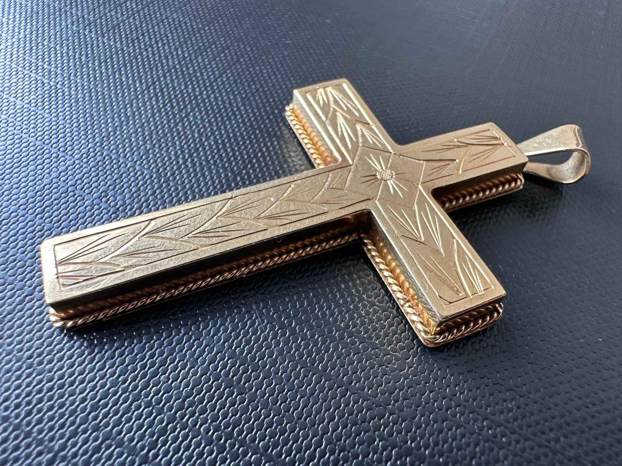 Swiss 18kt Yellow Gold Cross with Flower Patterns For Sale 1