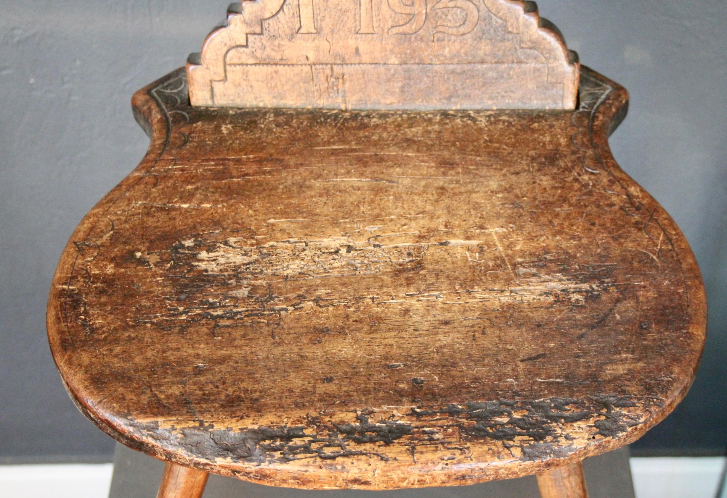Schweizer Alp escabelle aus dem Dorf Saanen, datiert 1793 (Spätes 18. Jahrhundert) im Angebot