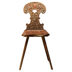 Escabela alpina suiza con escultura decorativa