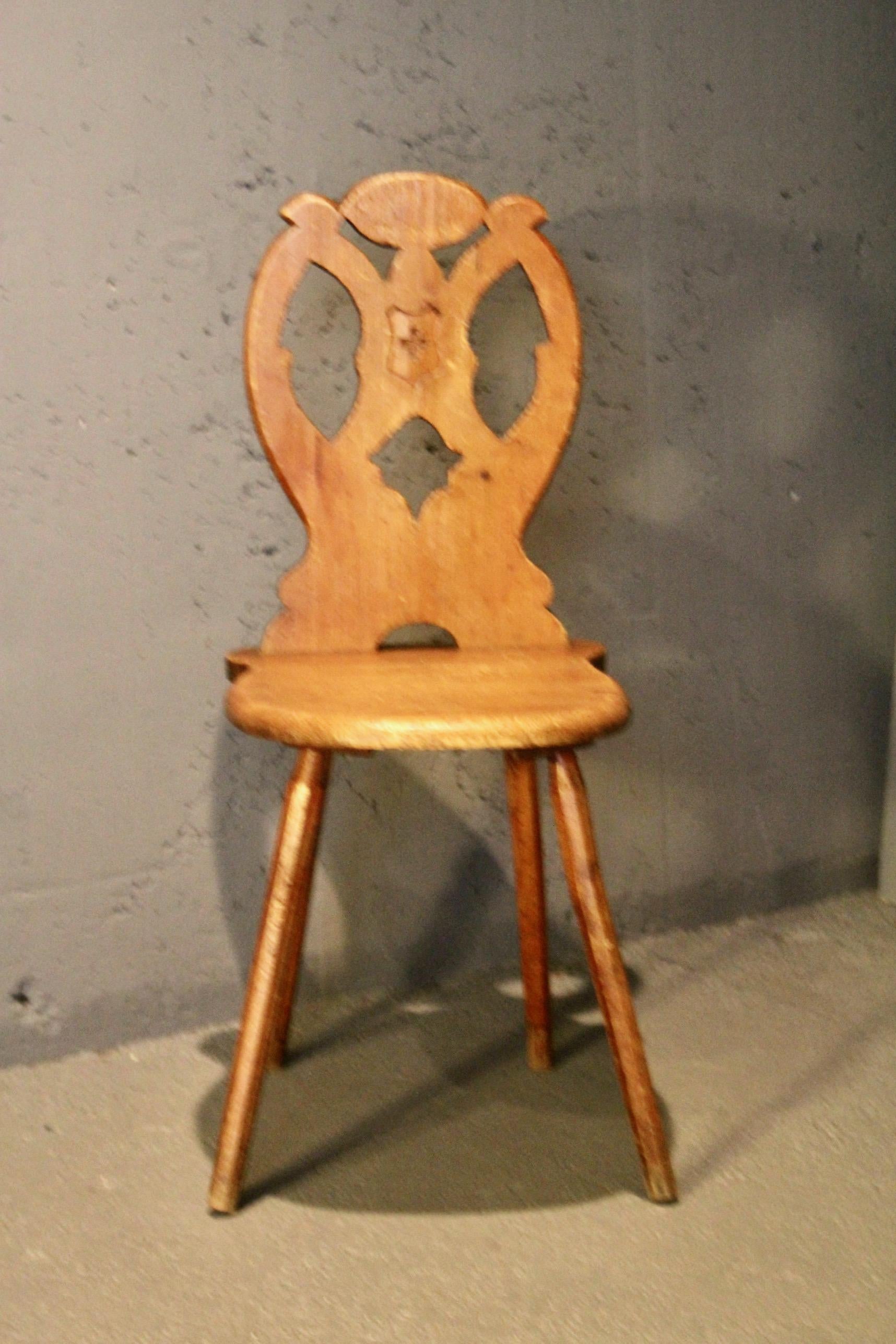 Swiss alp escabelle with Swiss cross In Good Condition For Sale In grand Lancy, CH