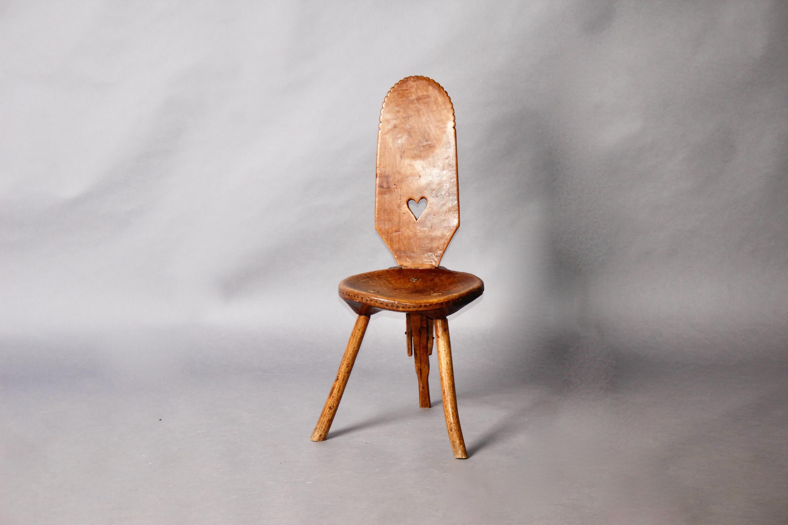 Fauteuil alpin suisse du village de Verbier dans la région du Valais, un cœur sculpté sur le dossier ainsi que des roues et une signature sur le dossier, très beau et rare fauteuil de montagne
