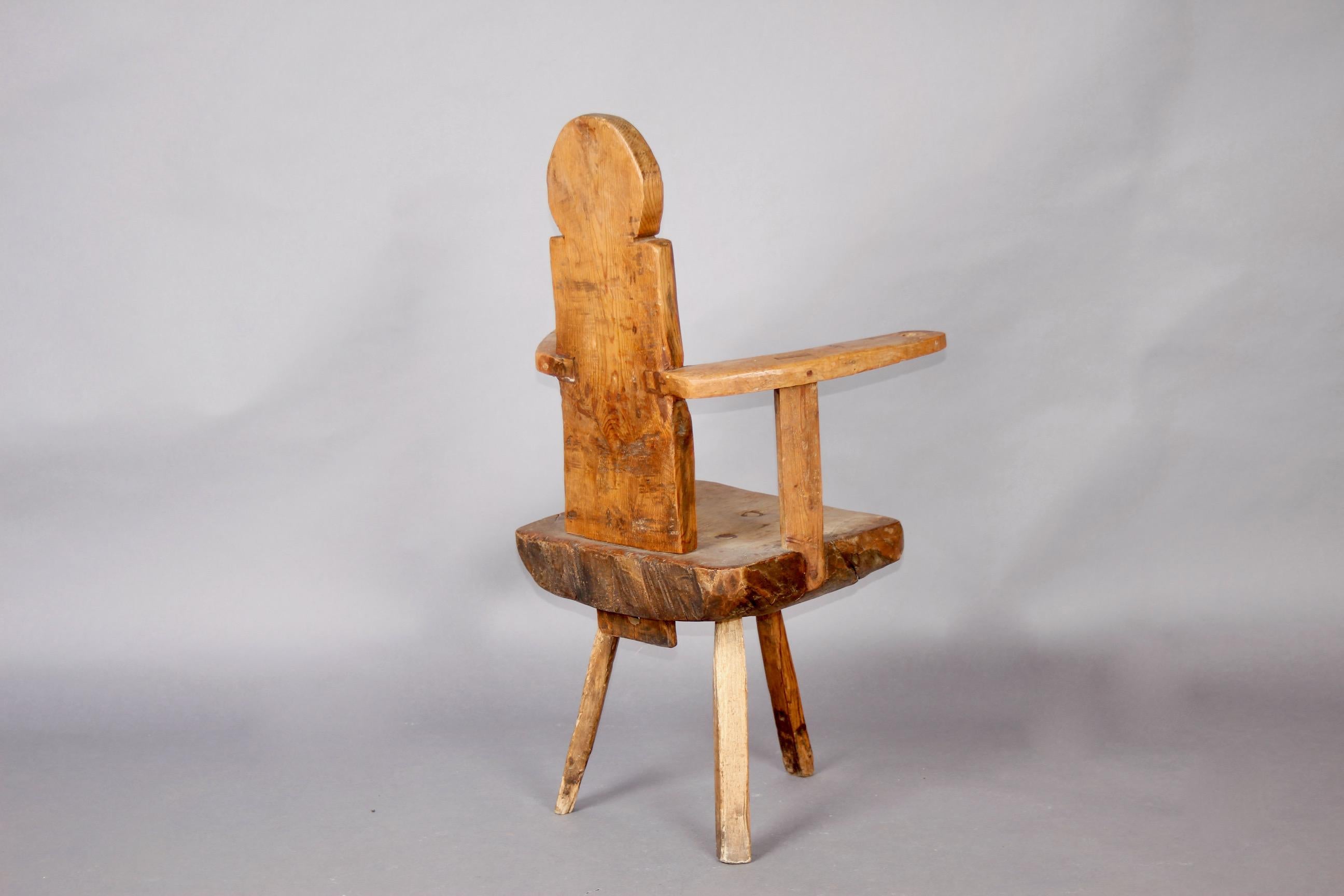 Fauteuil d'art populaire suisse en pin de Bulle village en vente 4