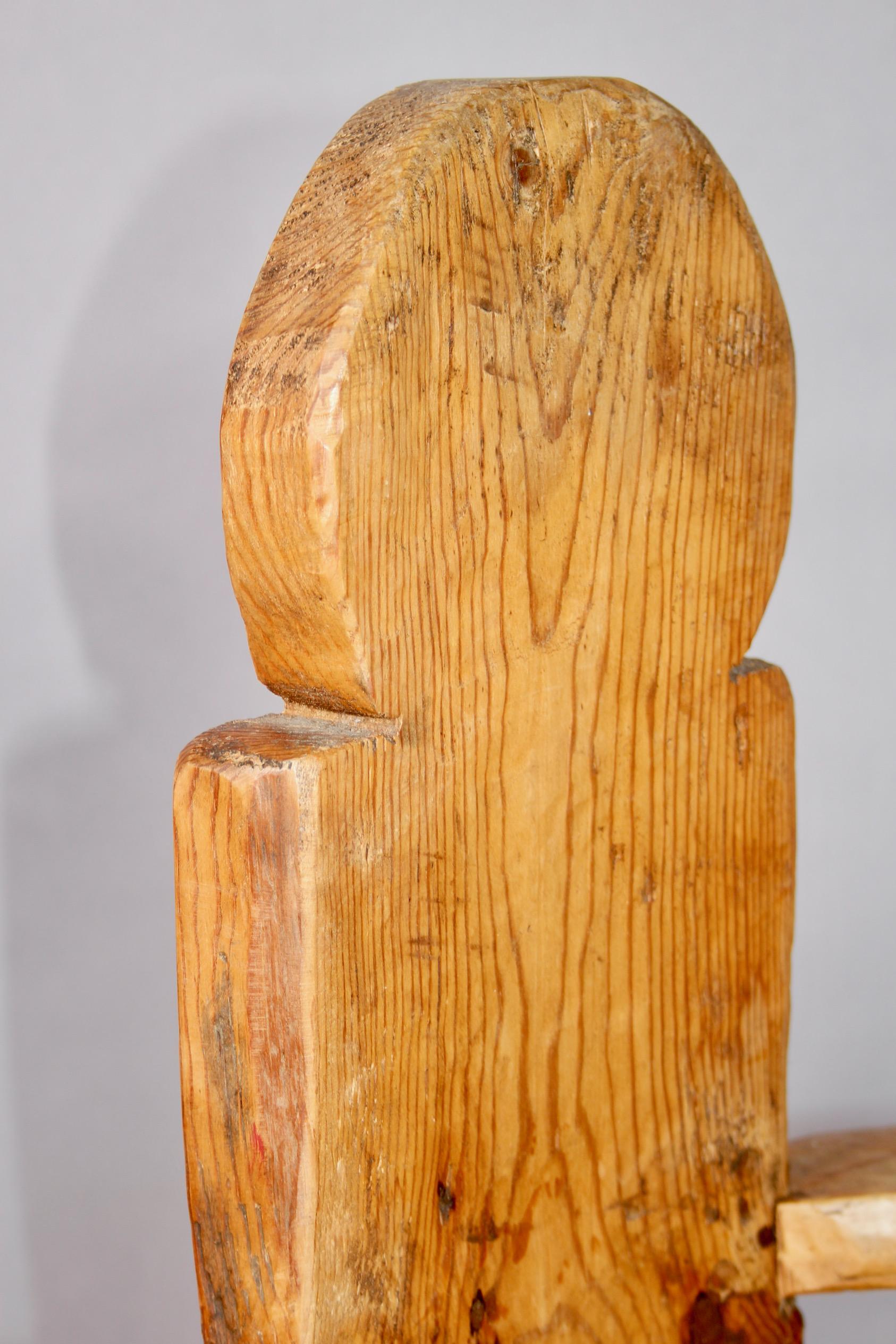 Fauteuil d'art populaire suisse en pin de Bulle village en vente 5
