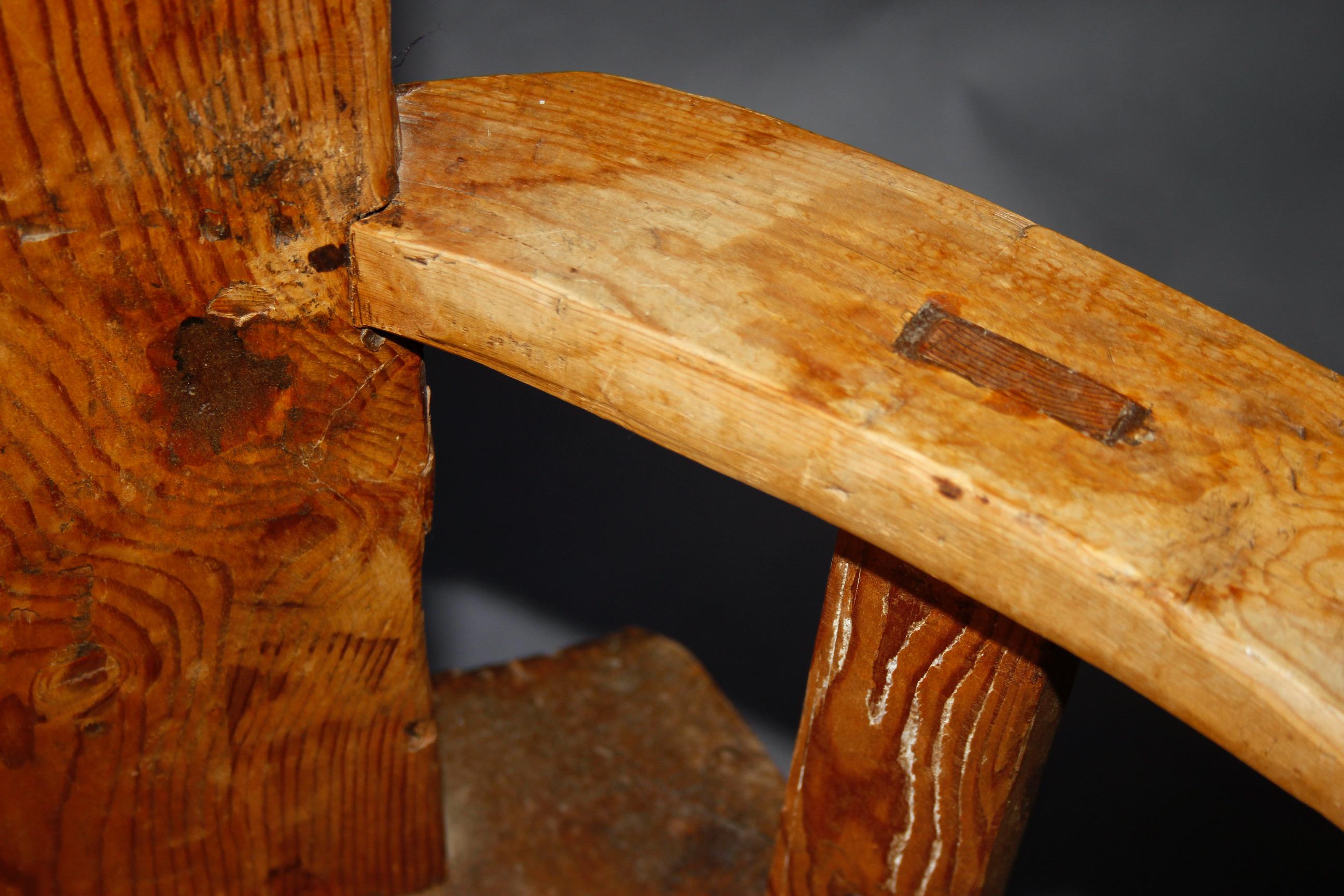 Suisse Fauteuil d'art populaire suisse en pin de Bulle village en vente
