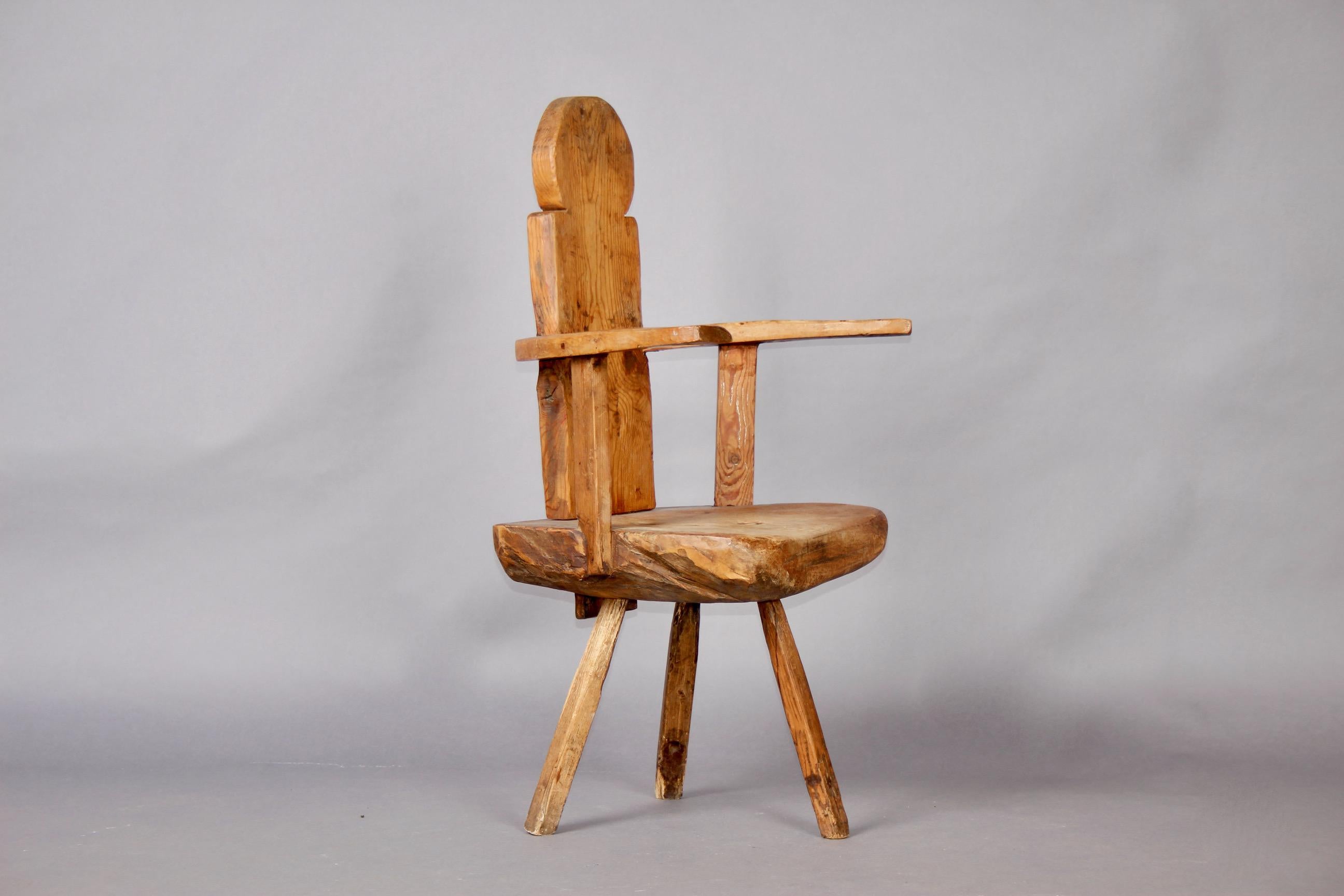 Fauteuil d'art populaire suisse en pin de Bulle village Bon état - En vente à grand Lancy, CH