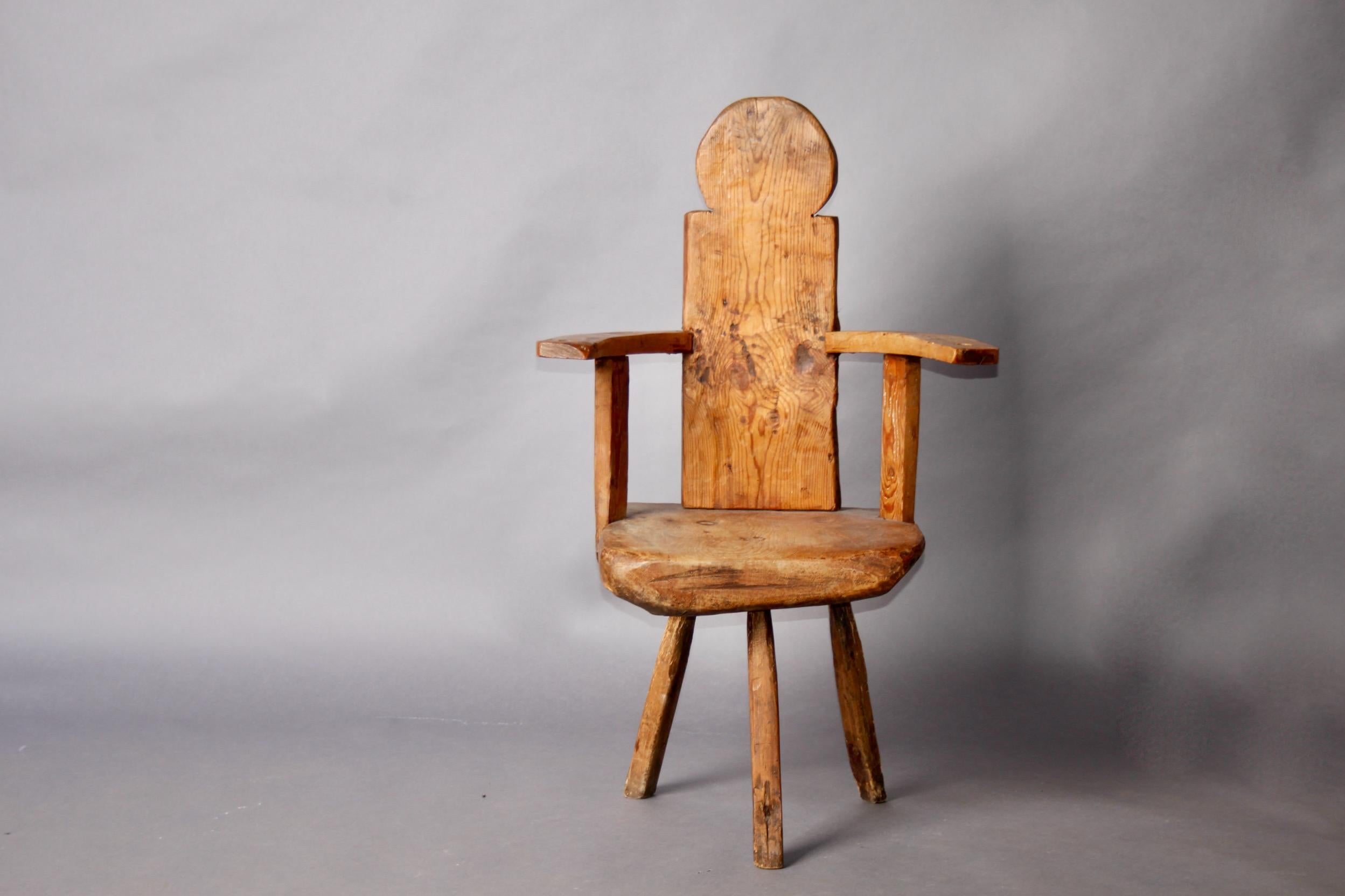 Milieu du XIXe siècle Fauteuil d'art populaire suisse en pin de Bulle village en vente