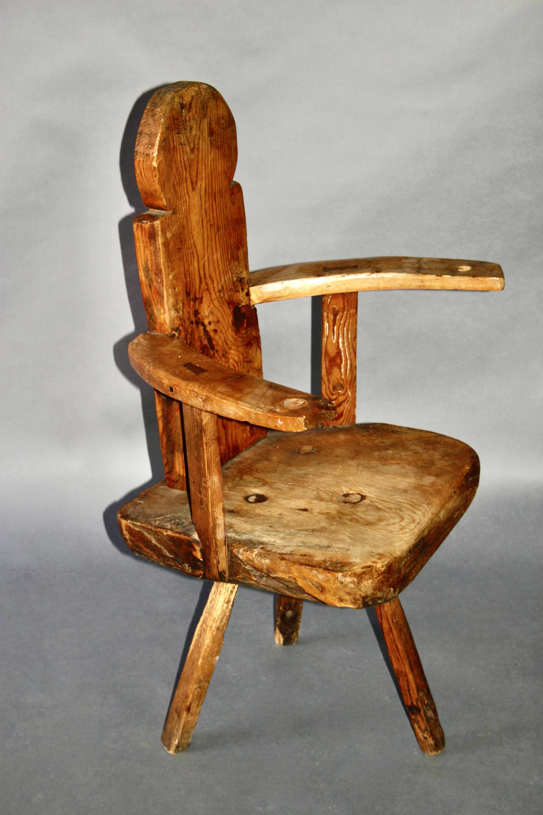 Pin Fauteuil d'art populaire suisse en pin de Bulle village en vente