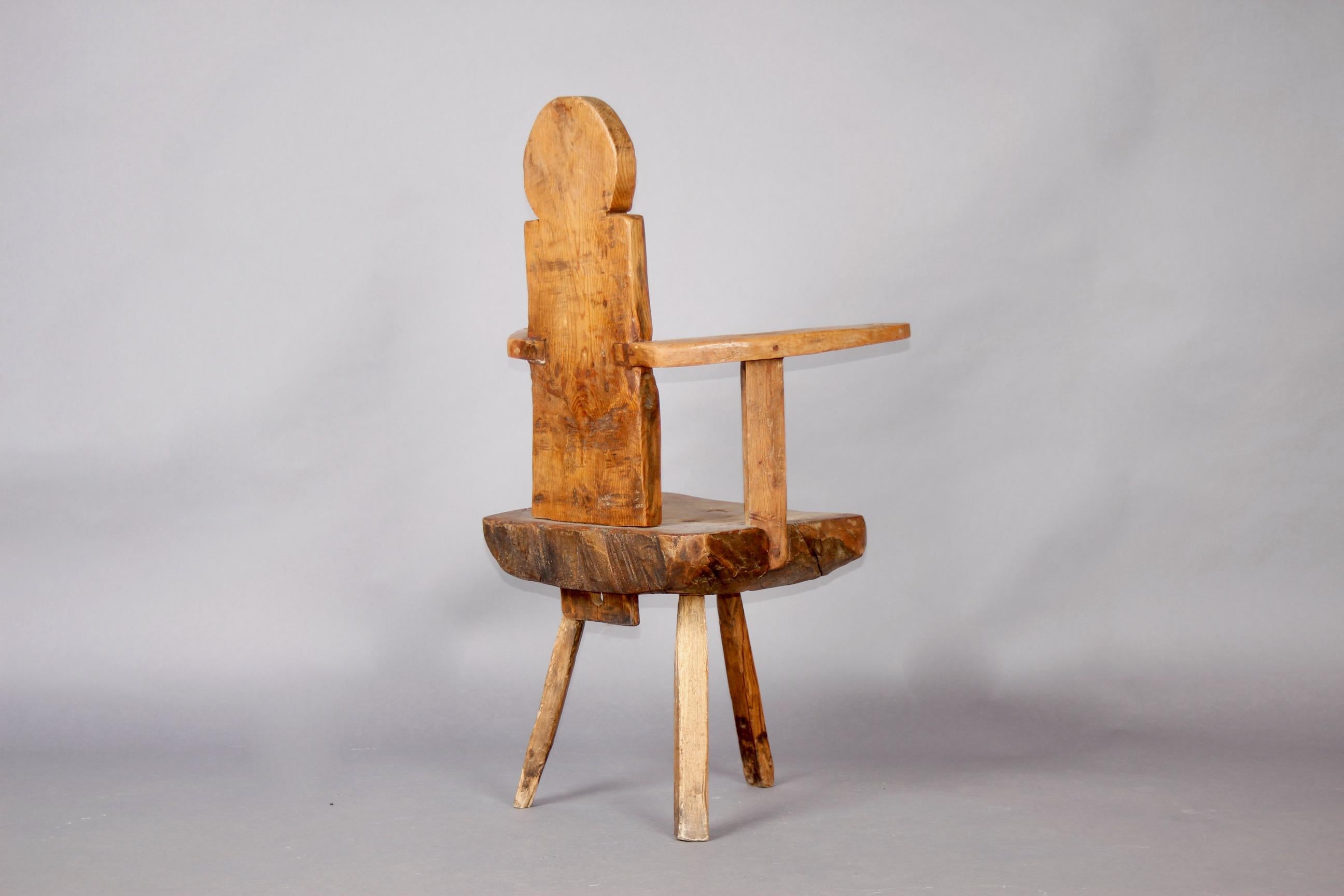 Fauteuil d'art populaire suisse en pin de Bulle village en vente 1