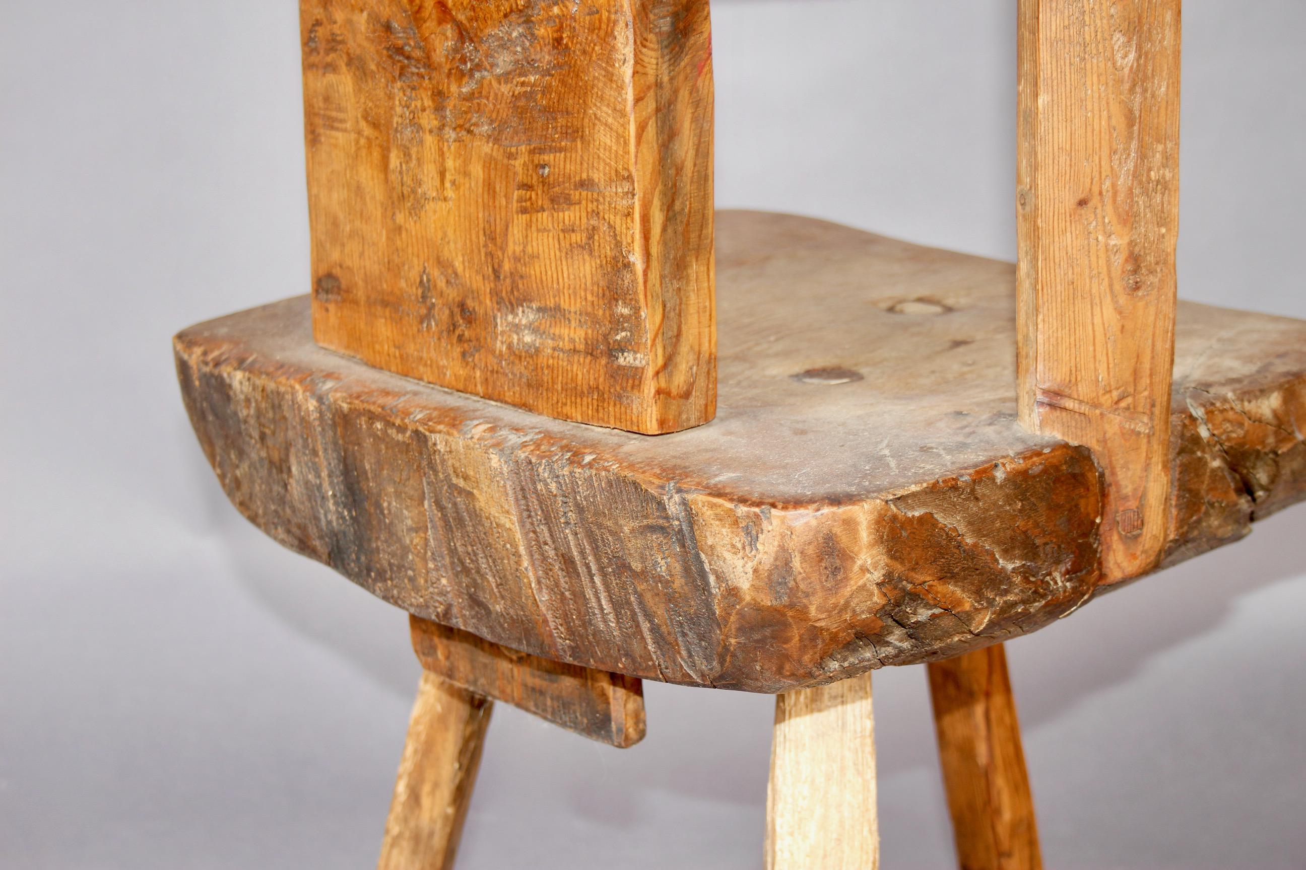 Fauteuil d'art populaire suisse en pin de Bulle village en vente 2