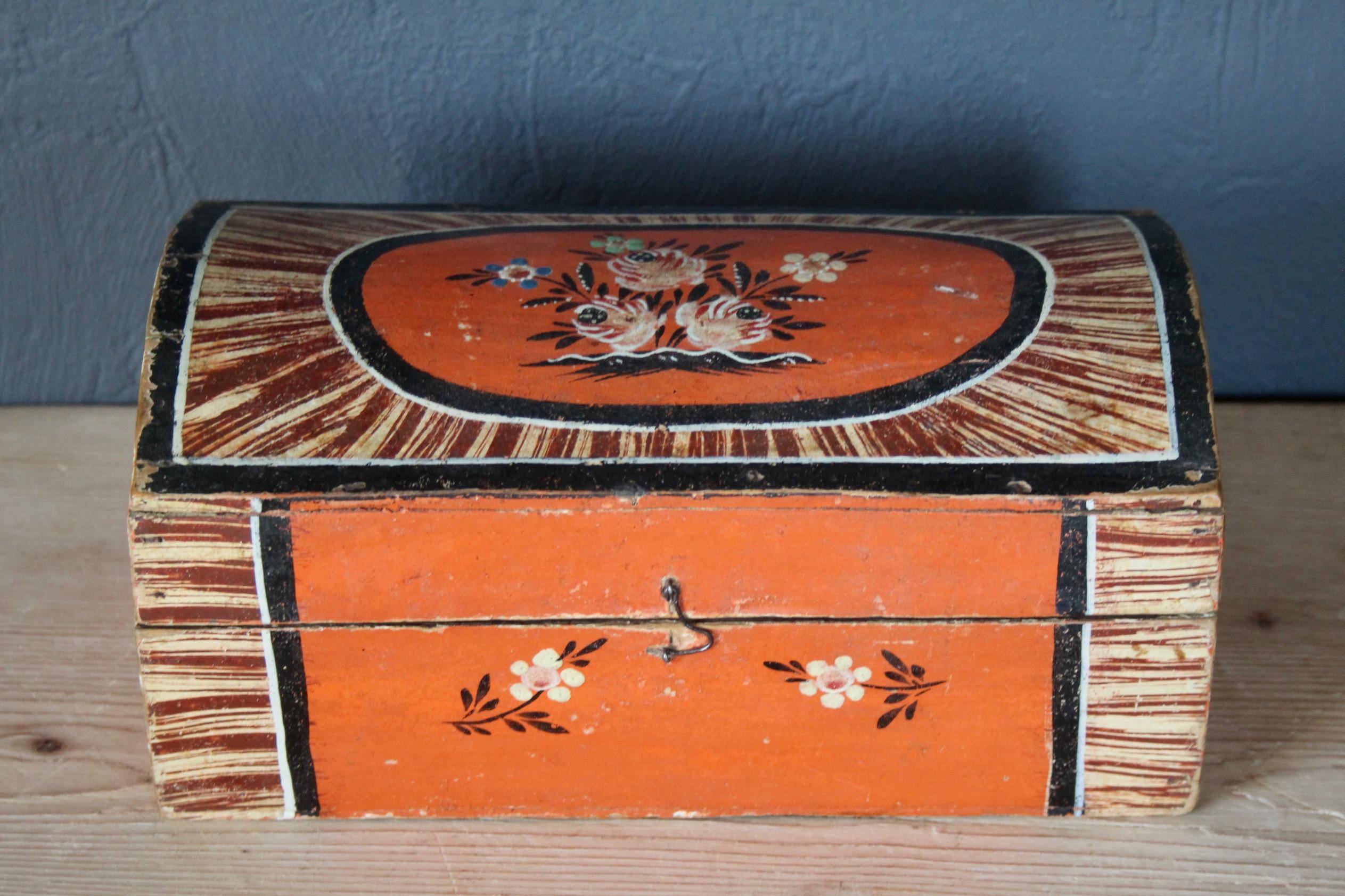 Swiss alp painted box  In Good Condition For Sale In grand Lancy, CH
