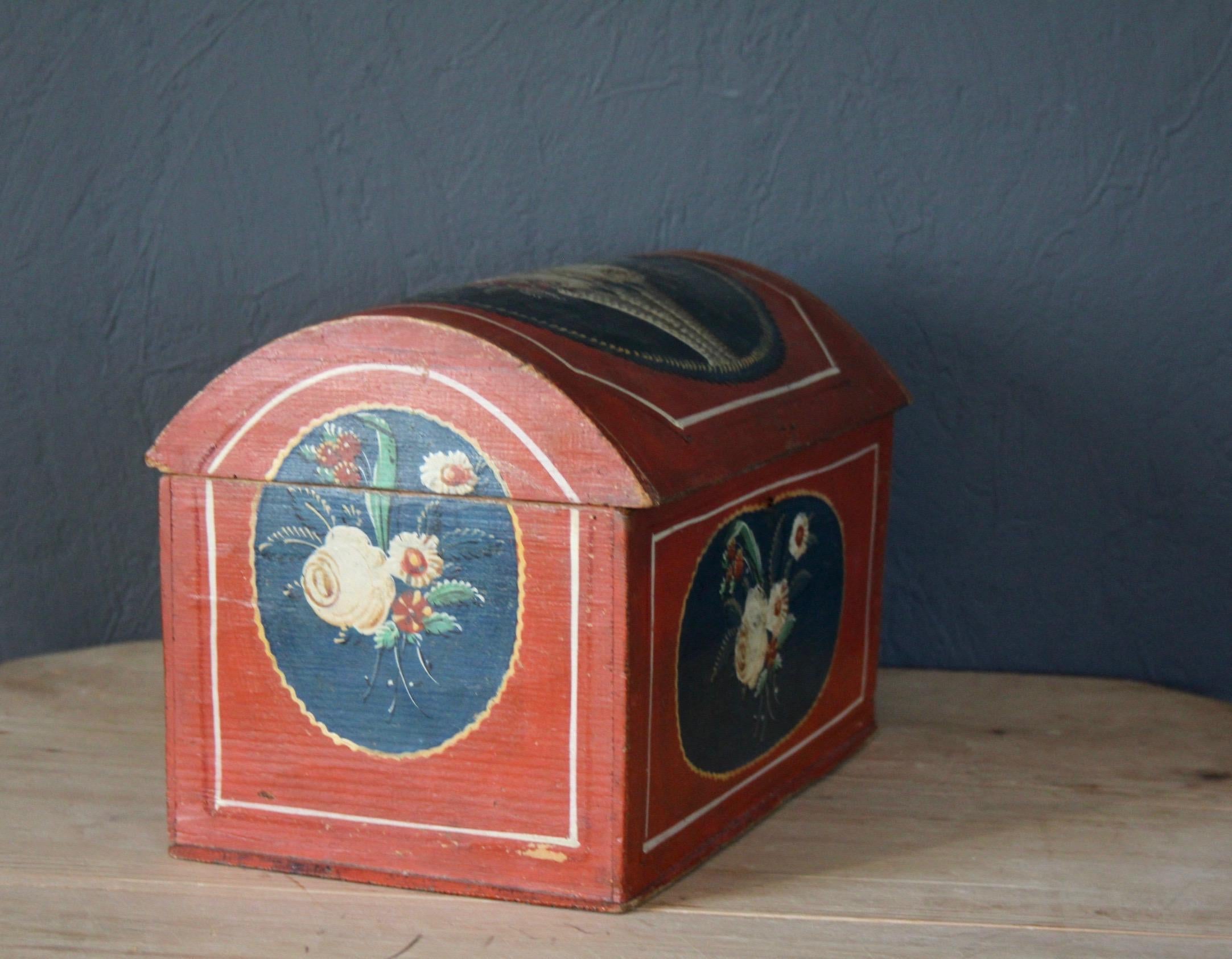 Swiss alp painted box For Sale 3