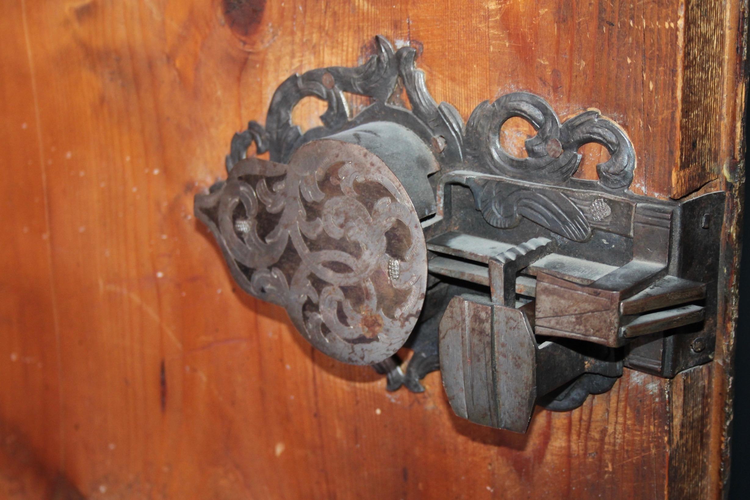 Alpes suisses peintes  Armoire de mariage datée de 1779 en vente 5