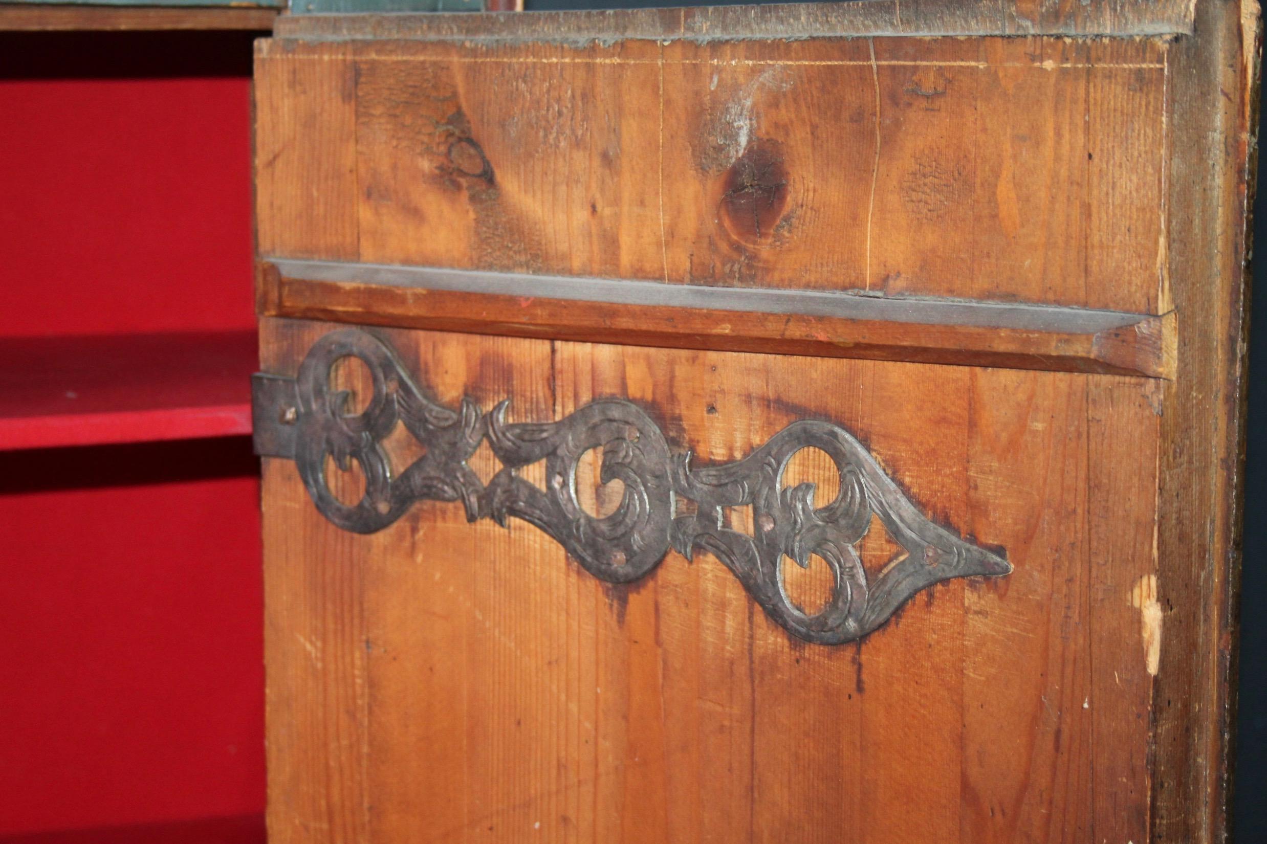 Alpes suisses peintes  Armoire de mariage datée de 1779 en vente 6
