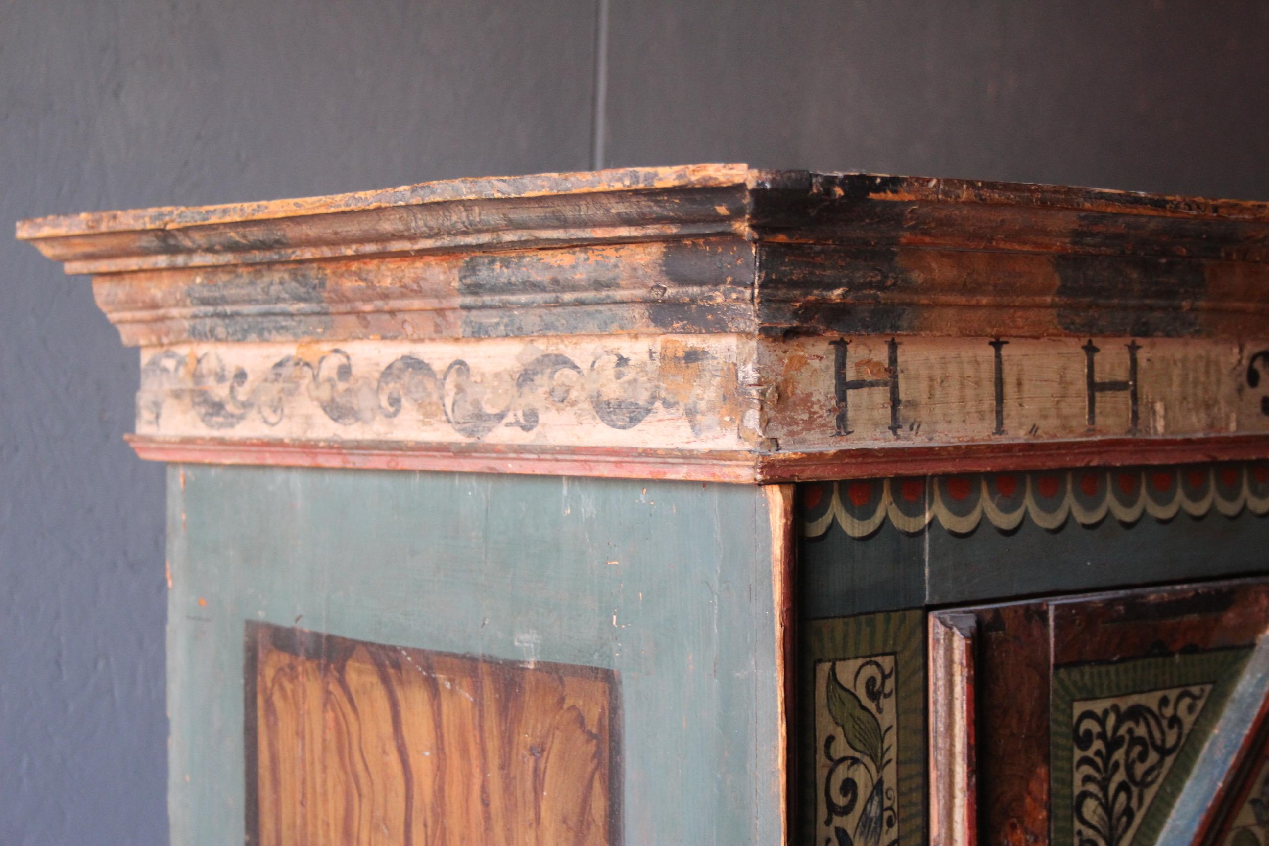Alpes suisses peintes  Armoire de mariage datée de 1779 en vente 12