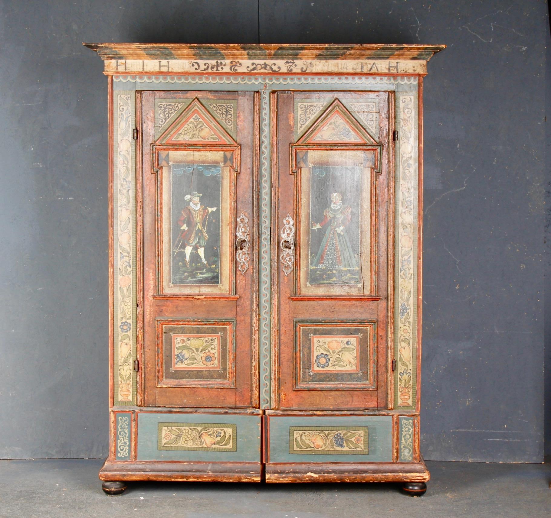 armoire de mariage peinte datée de 1779 , on voit l'épouse et l'époux sur chaque porte , le reste est richement décoré et les ferrures et la serrure ainsi que les clés sont d'origine et de très bonne qualité , cette armoire est démontée en deux