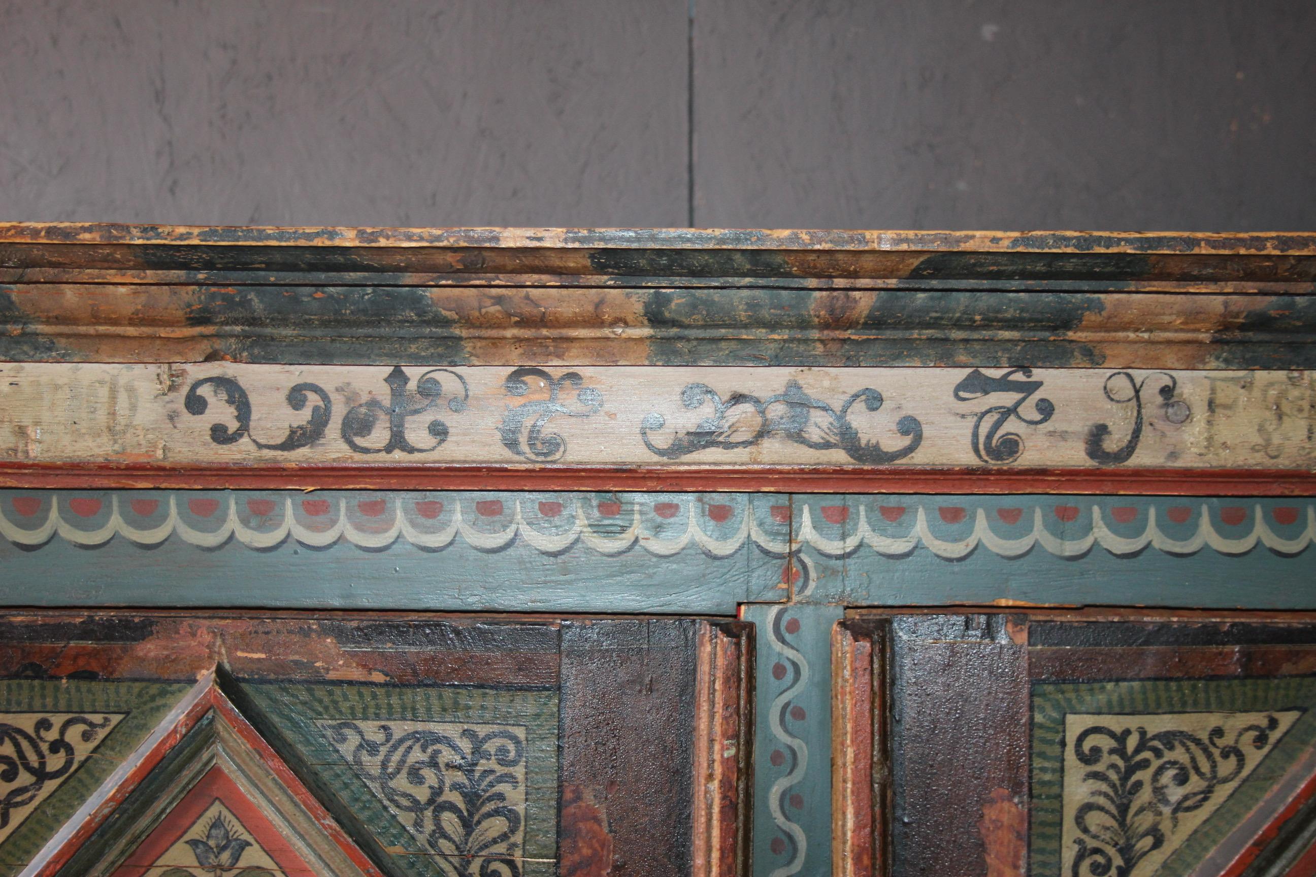 Alpes suisses peintes  Armoire de mariage datée de 1779 en vente 2