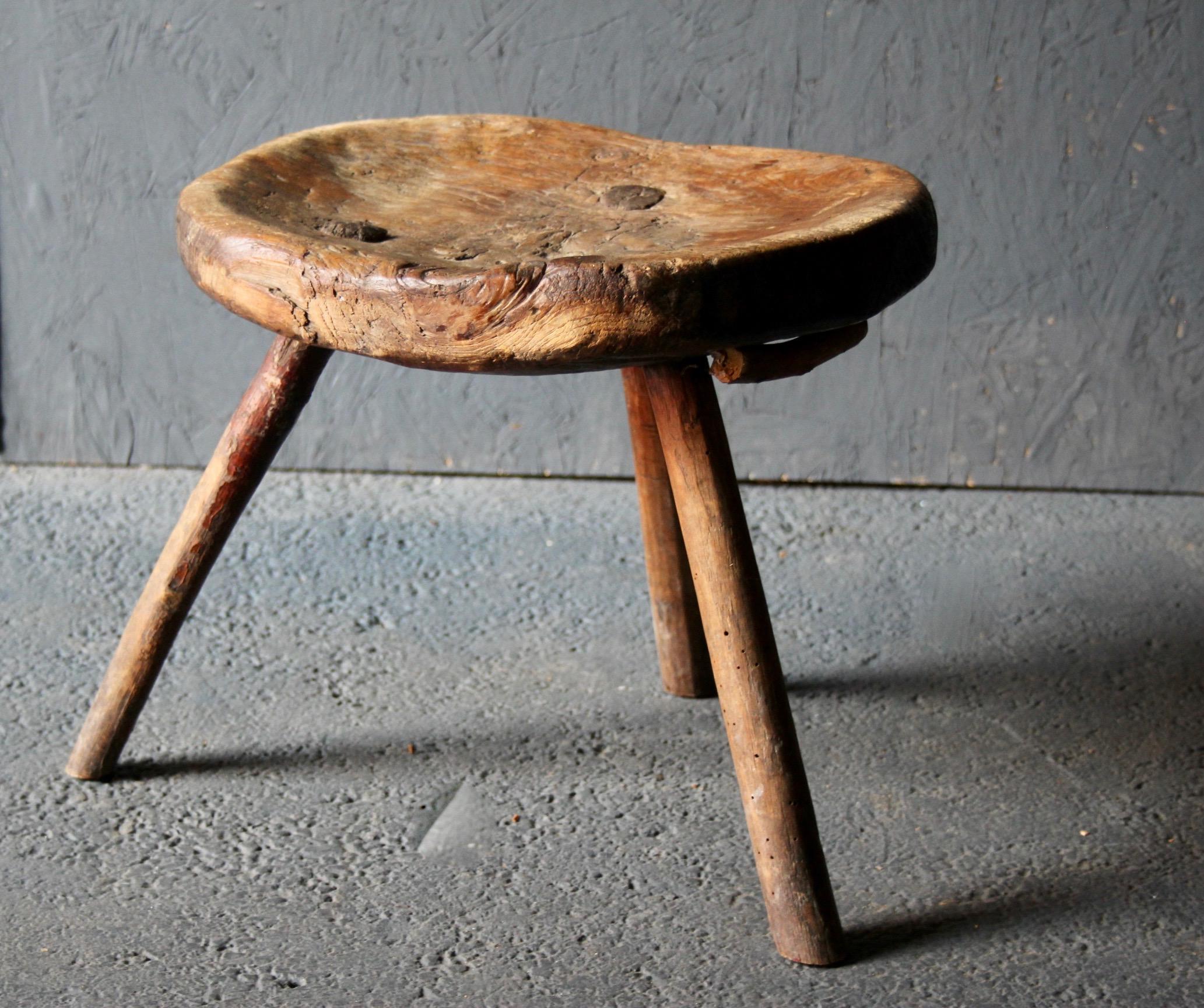 Swiss alp pine stool In Good Condition For Sale In grand Lancy, CH