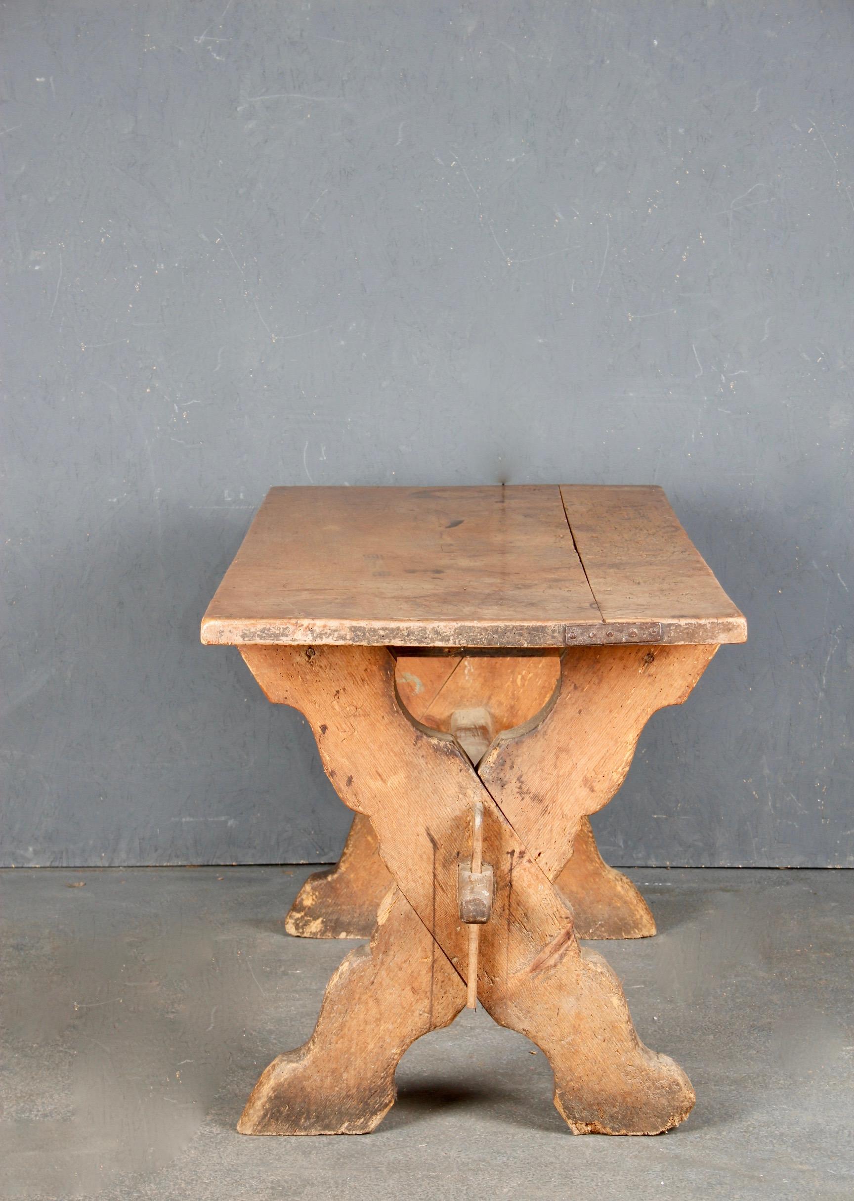 Table en pin des Alpes suisses de Zermatt Village en vente 4