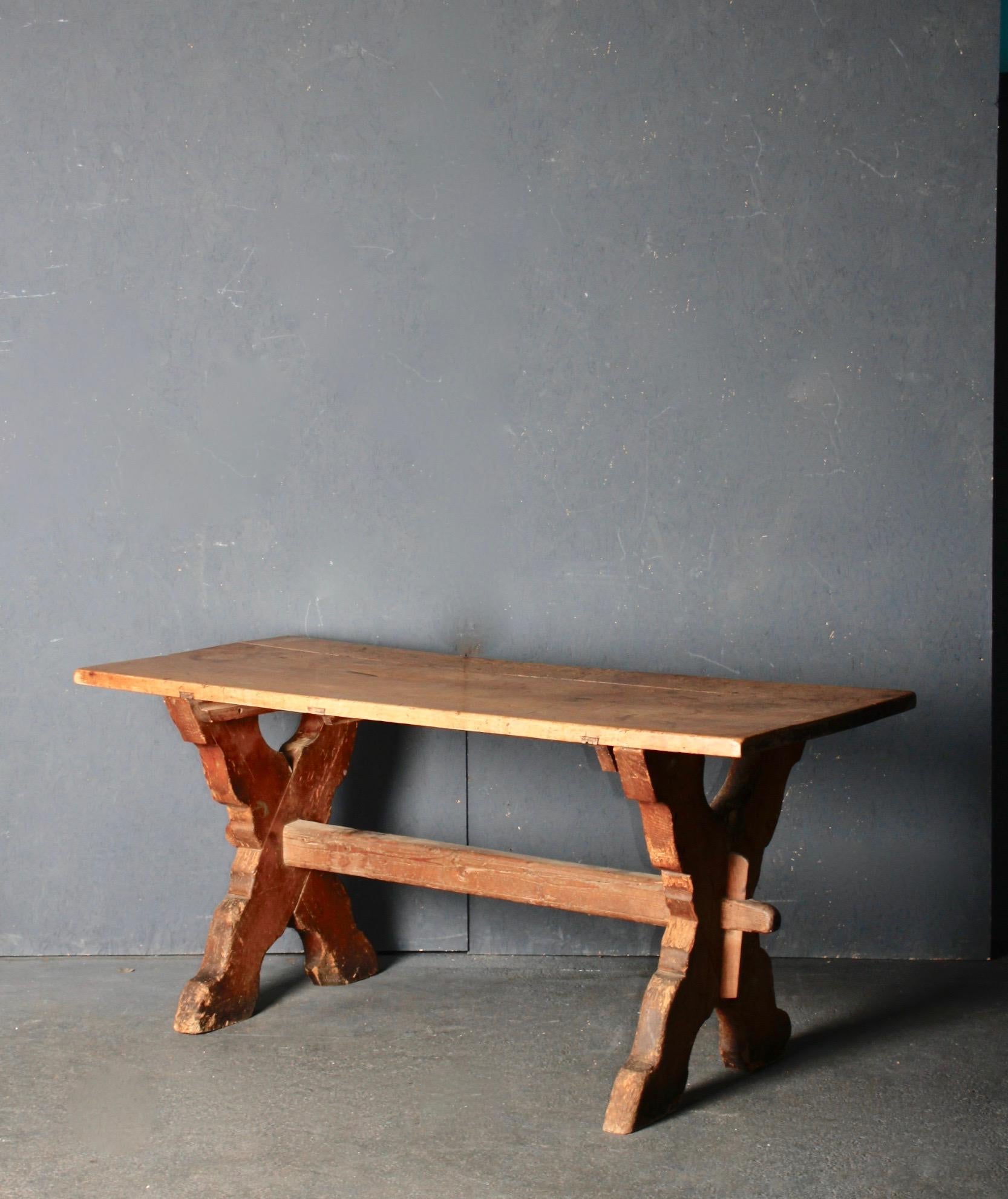 Table en pin des Alpes suisses de Zermatt Village en vente 5