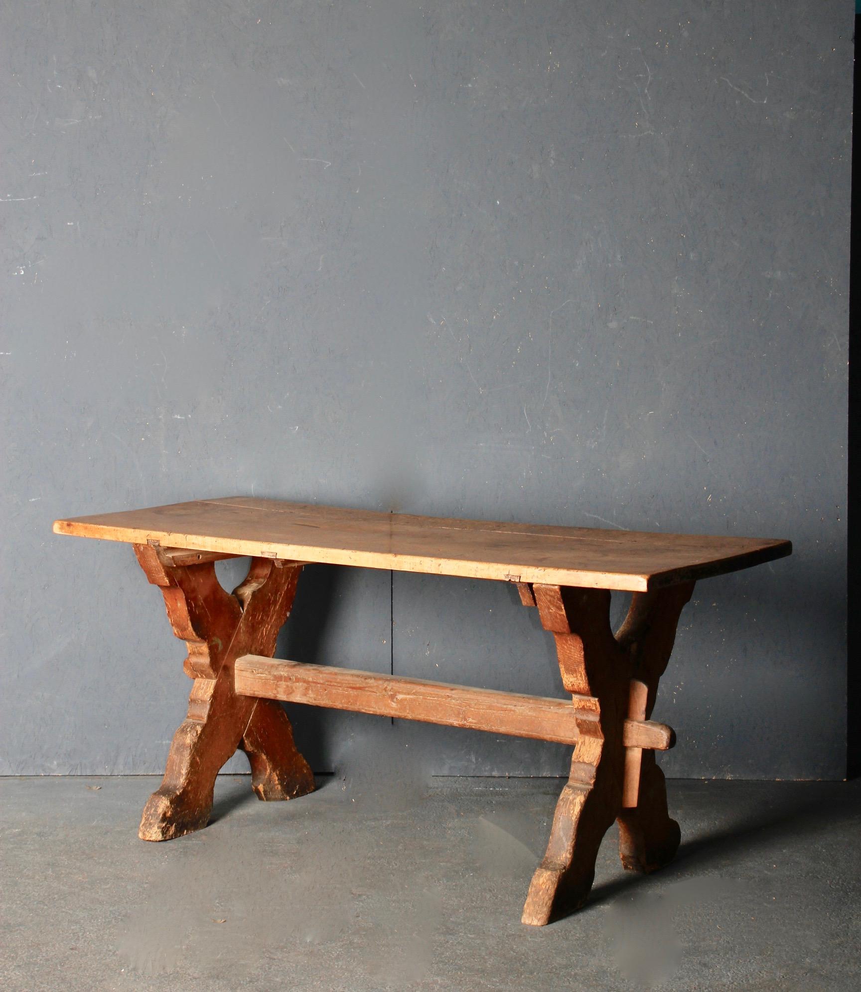 Table en pin des Alpes suisses de Zermatt Village Bon état - En vente à grand Lancy, CH