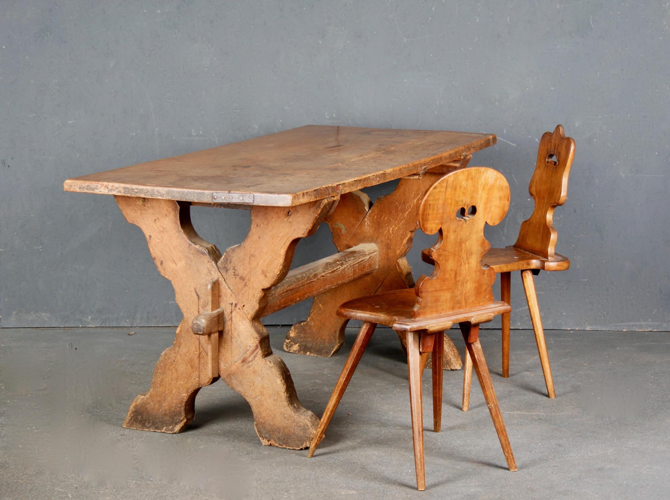 Table en pin des Alpes suisses de Zermatt Village en vente 3