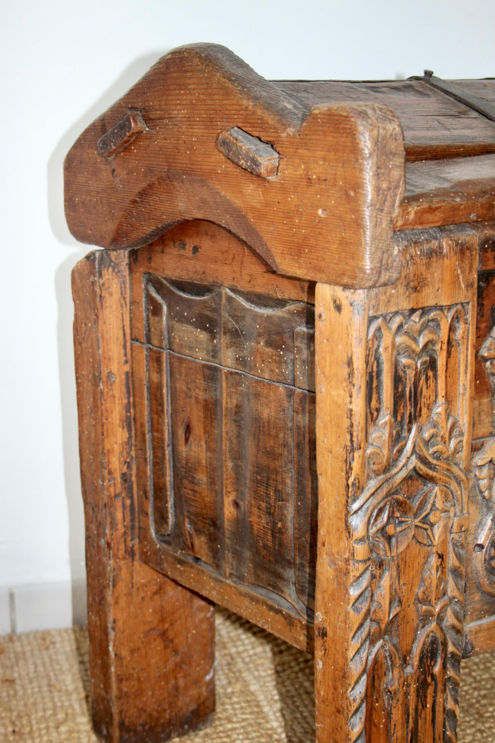 Tronco scolpito in alpeggio svizzero in vendita 8