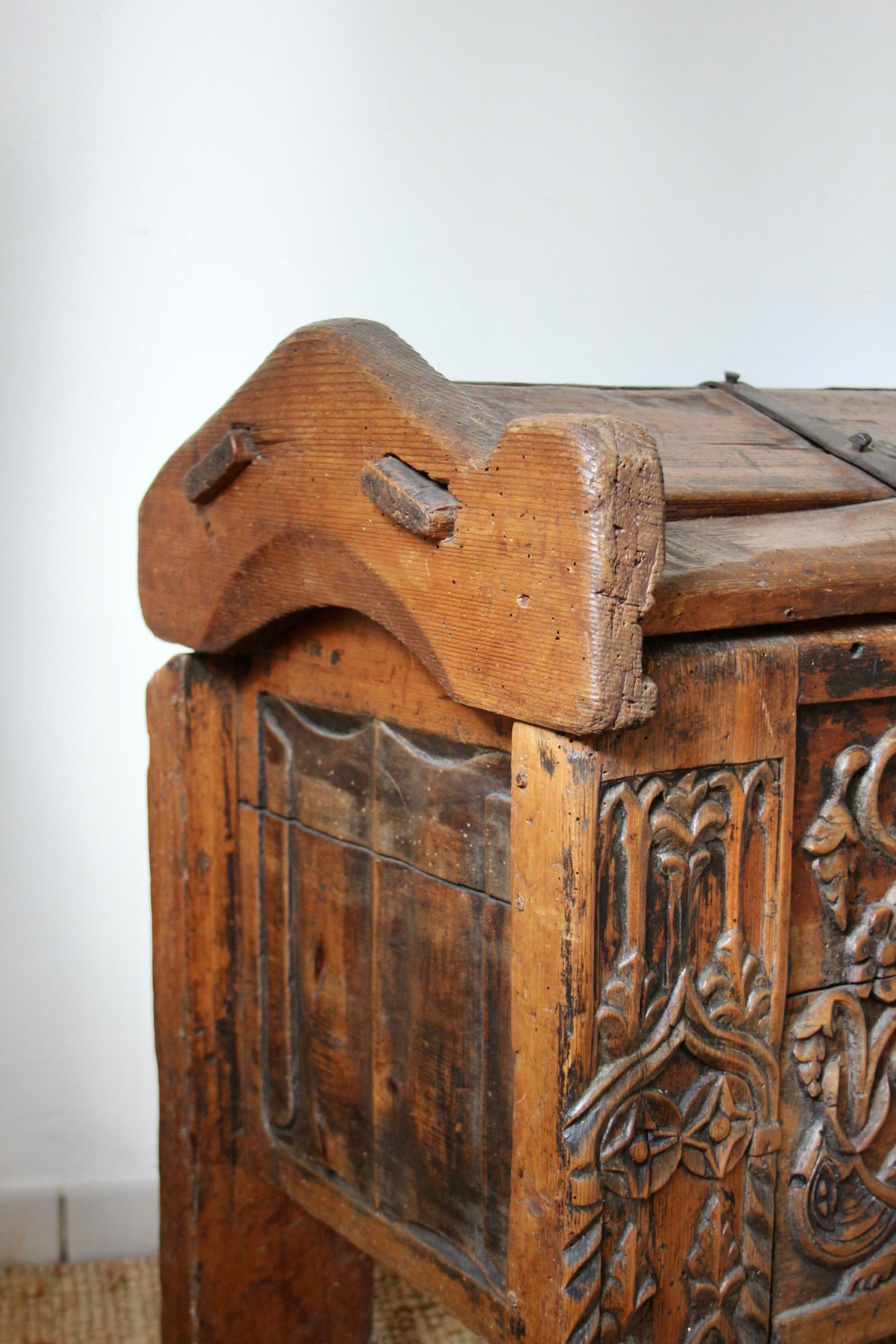 Legno Tronco scolpito in alpeggio svizzero in vendita